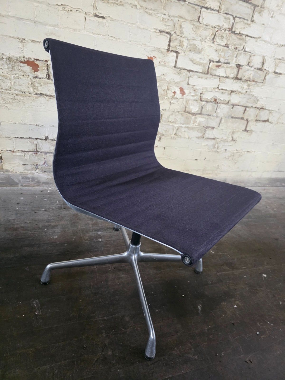 photo vintage Pair Of Mid Century Vitra Ea 105 Office Chairs In Navy