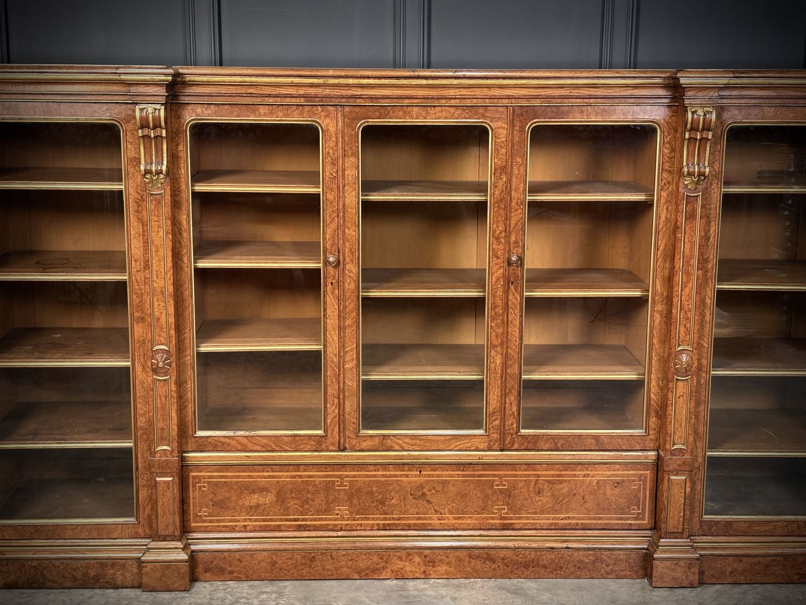 photo vinterior Impressive Large Pollard Oak Library Bookcase