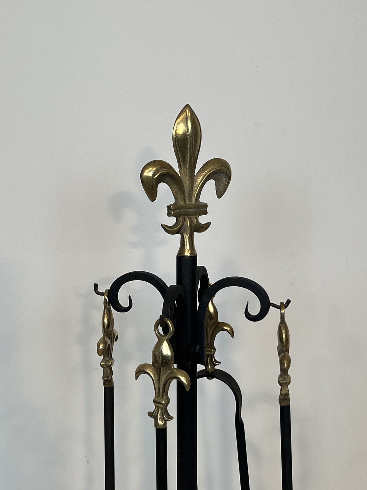 Neoclassical Style Fire Kit In Black Lacquered Metal And Brass With Fleur De Lis Motifs photo 1150.0