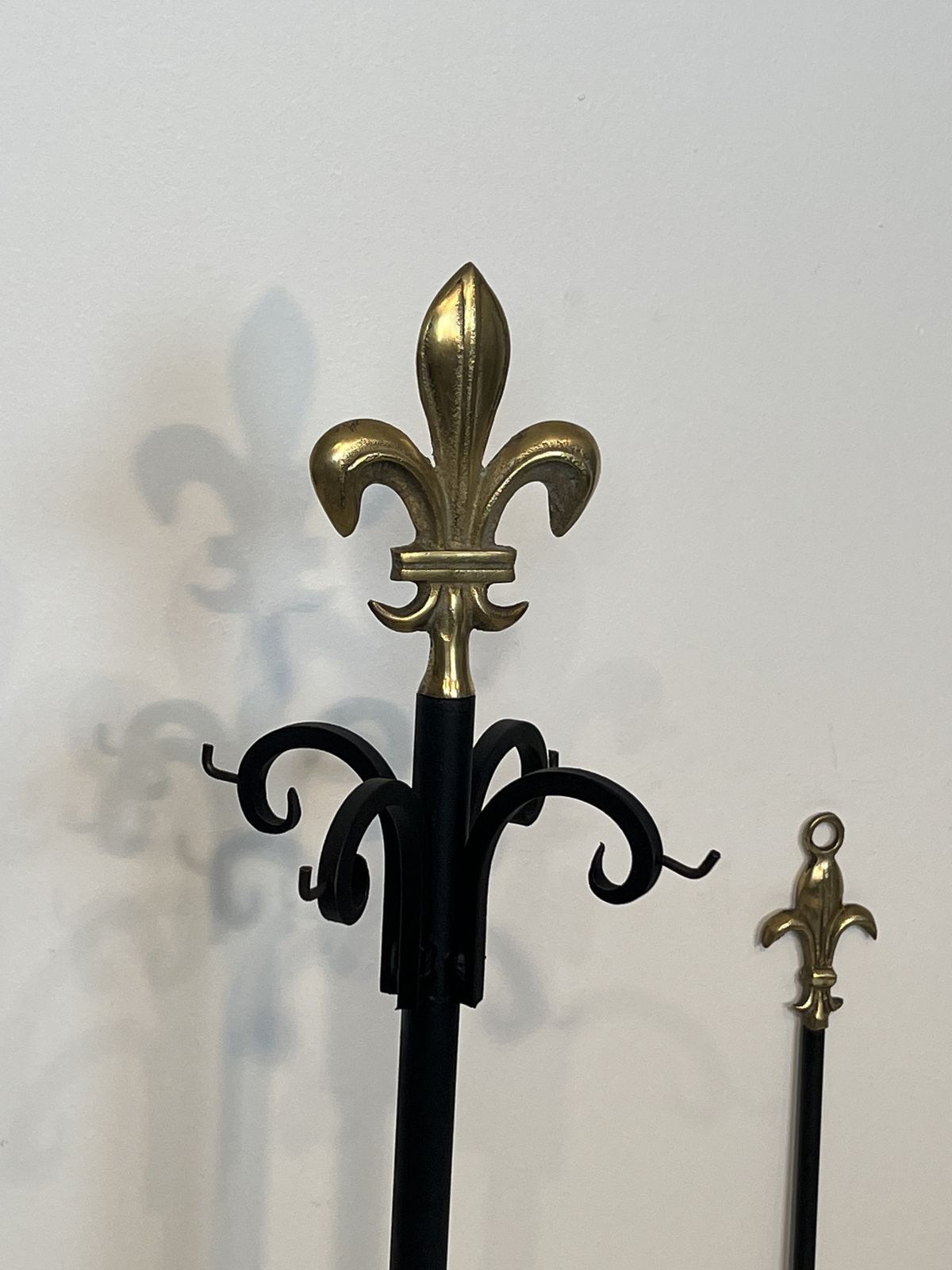 photo buy Neoclassical Style Fire Kit In Black Lacquered Metal And Brass With Fleur De Lis Motifs