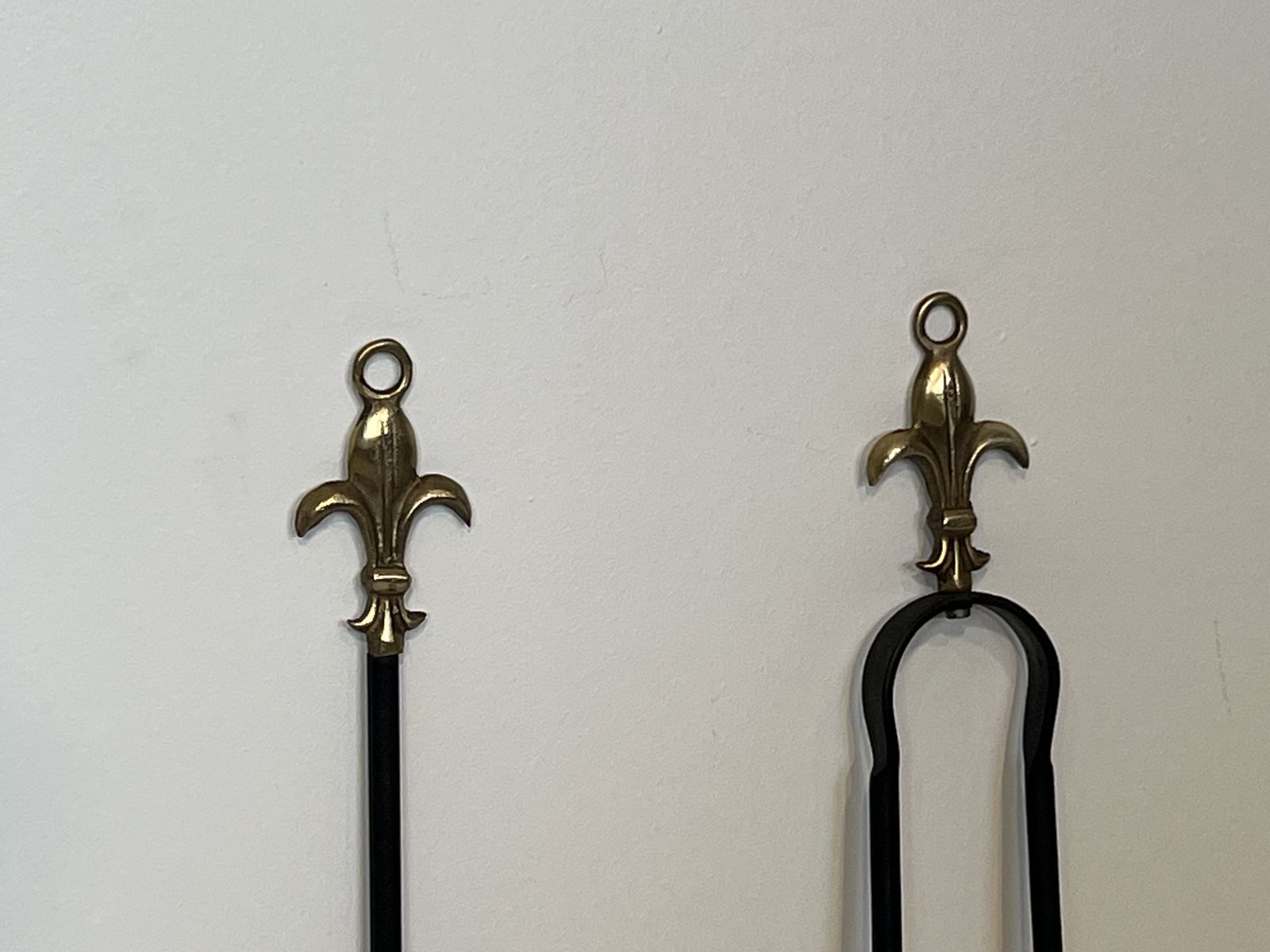 photo vintage Neoclassical Style Fire Kit In Black Lacquered Metal And Brass With Fleur De Lis Motifs