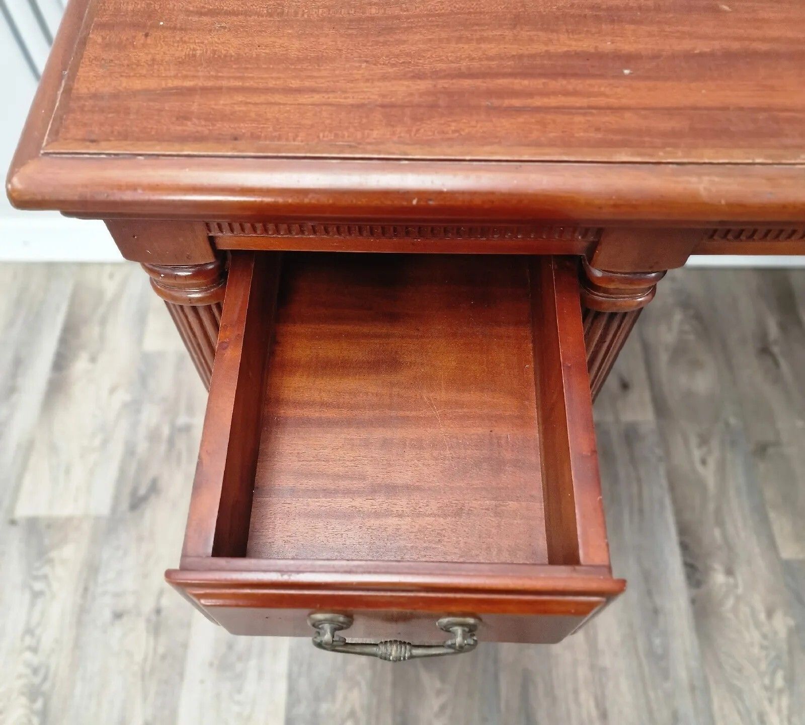 photo vintage Antique Style Desk Dresser Wood Single Pedestal Writing Home Office  Drawer