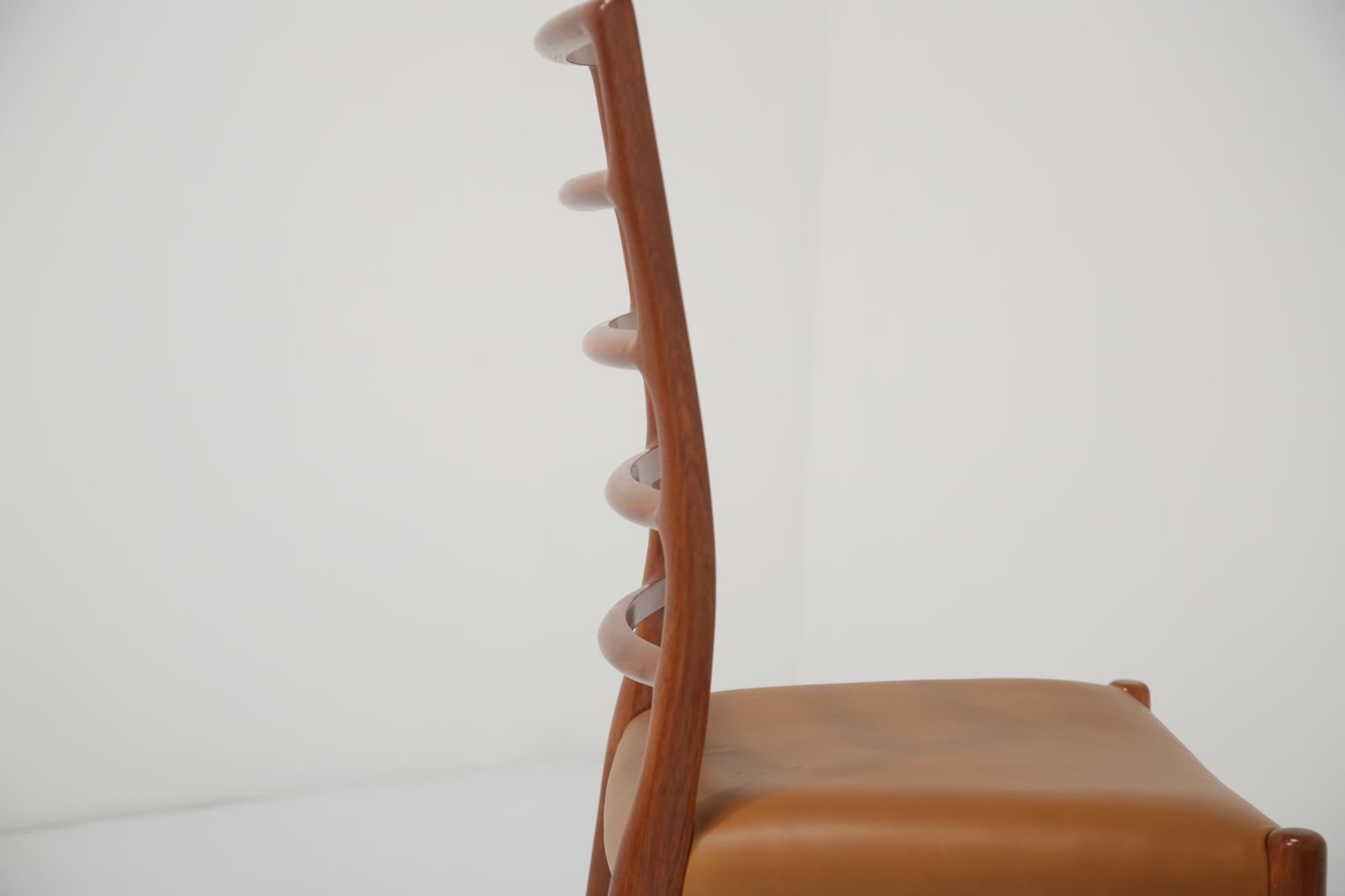 photo vintage Niels Otto Møller Model 82 Dining Chairs: Set Of 8 In Solid Teak And Tan Leather For J.L. Møllers, 1960s