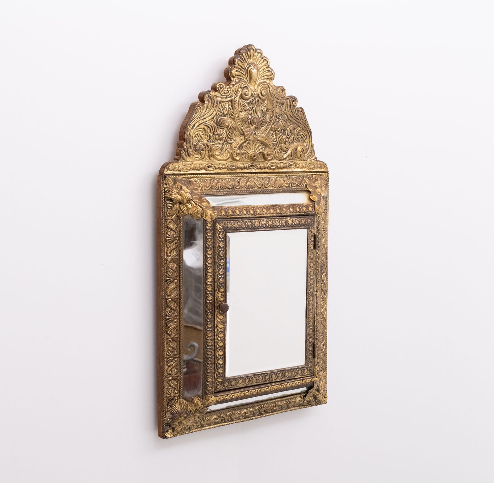 Antiek Nederlands Messing Ornamenteel Repoussé Hangspiegeltje photo furniture