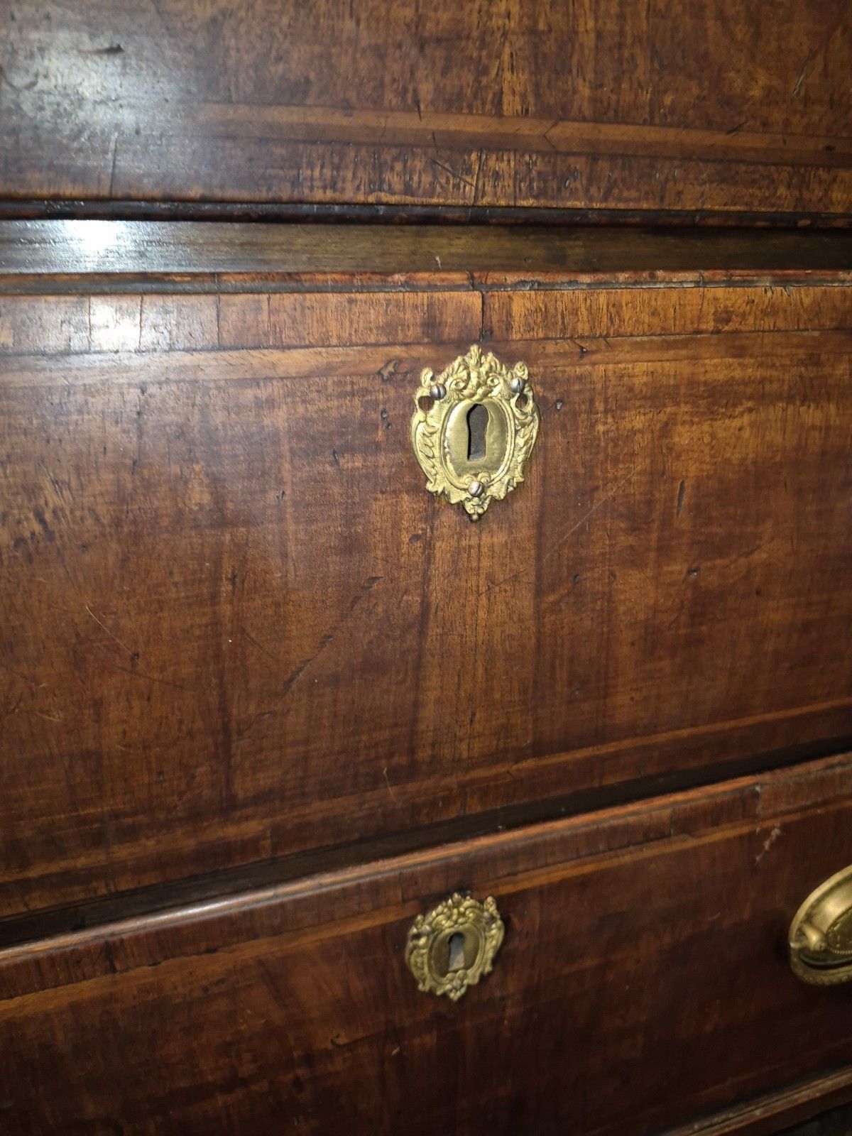 photo vintage A Great George II Crossbanded Figured Walnut Chest Of Drawers On Bracket Feet