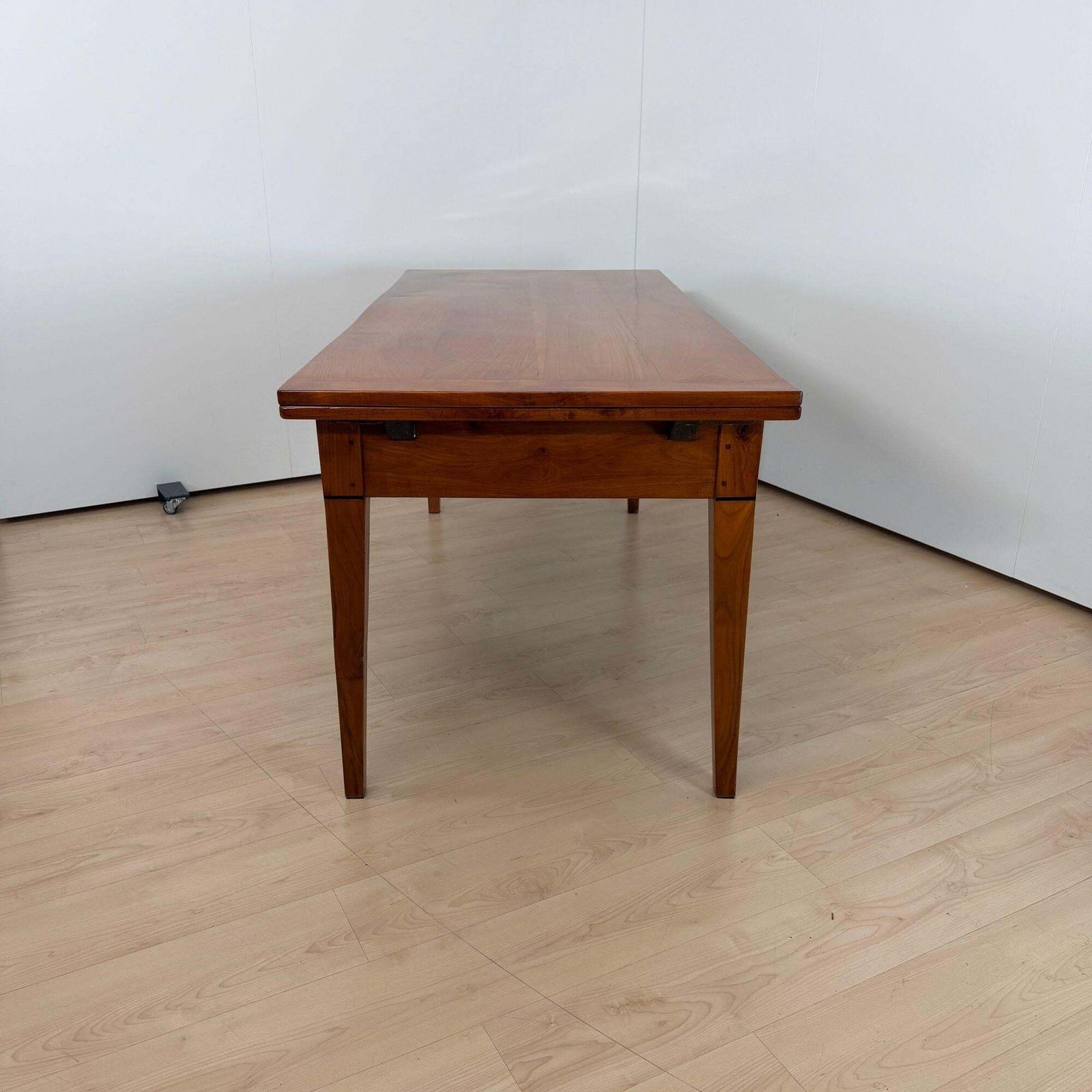 photo vinterior Biedermeier Expandable Table, Cherry Wood, Chestnut, France, Circa 1820