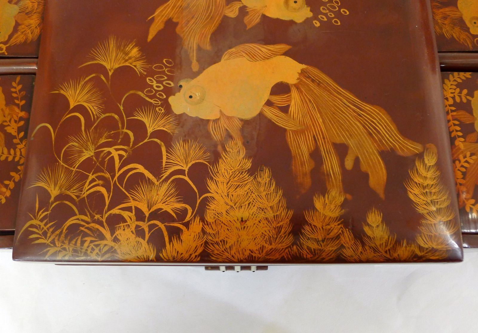 photo vintage Large Mid Century Lacquered Wooden Jewelry Box With Fish, Asia, 1950s