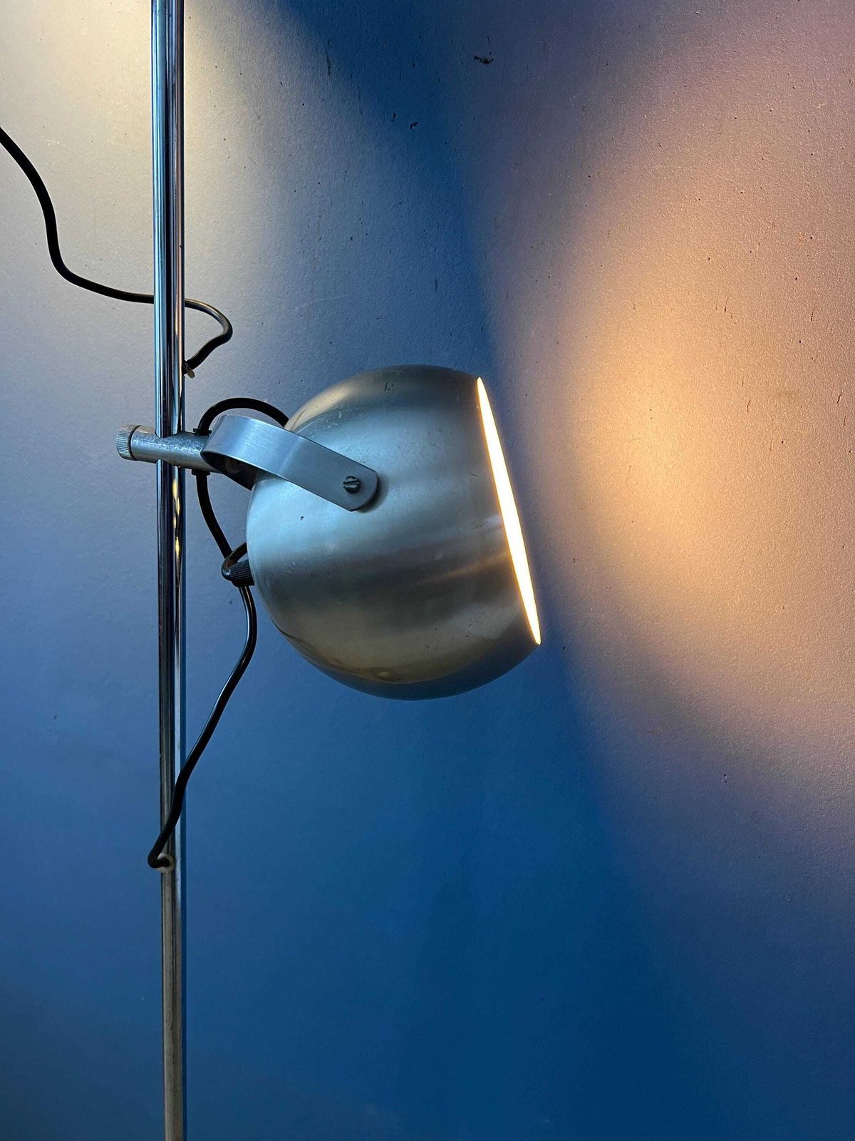Zilveren Mid Century Vintage Herda Eyeball Vloerlamp. photo vinterior