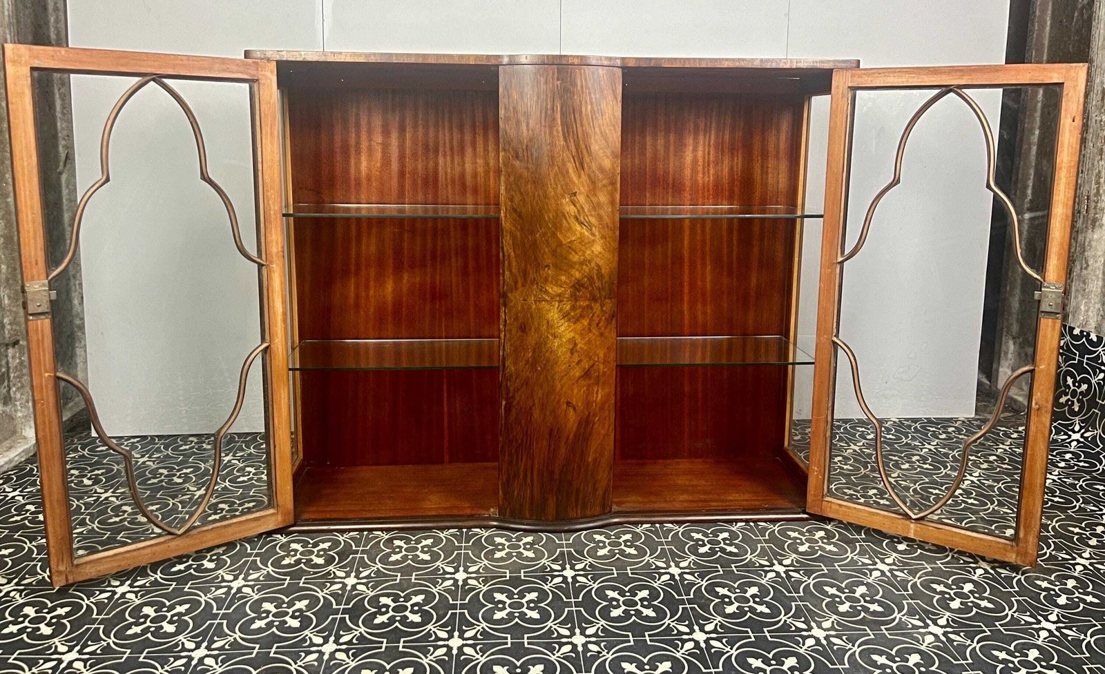 photo vintage 1930’s Walnut Art Deco Vintage Cocktail Cabinet