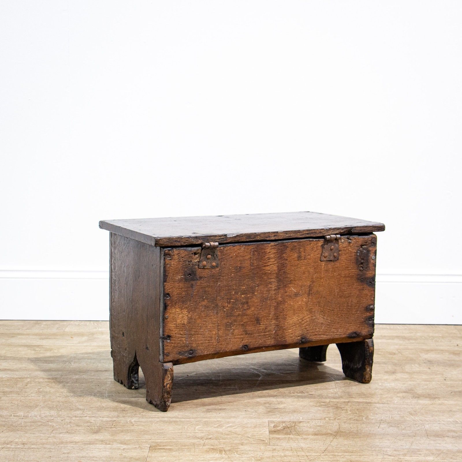 photo vinterior Elizabethan 16th Century Small Oak Church Coffer