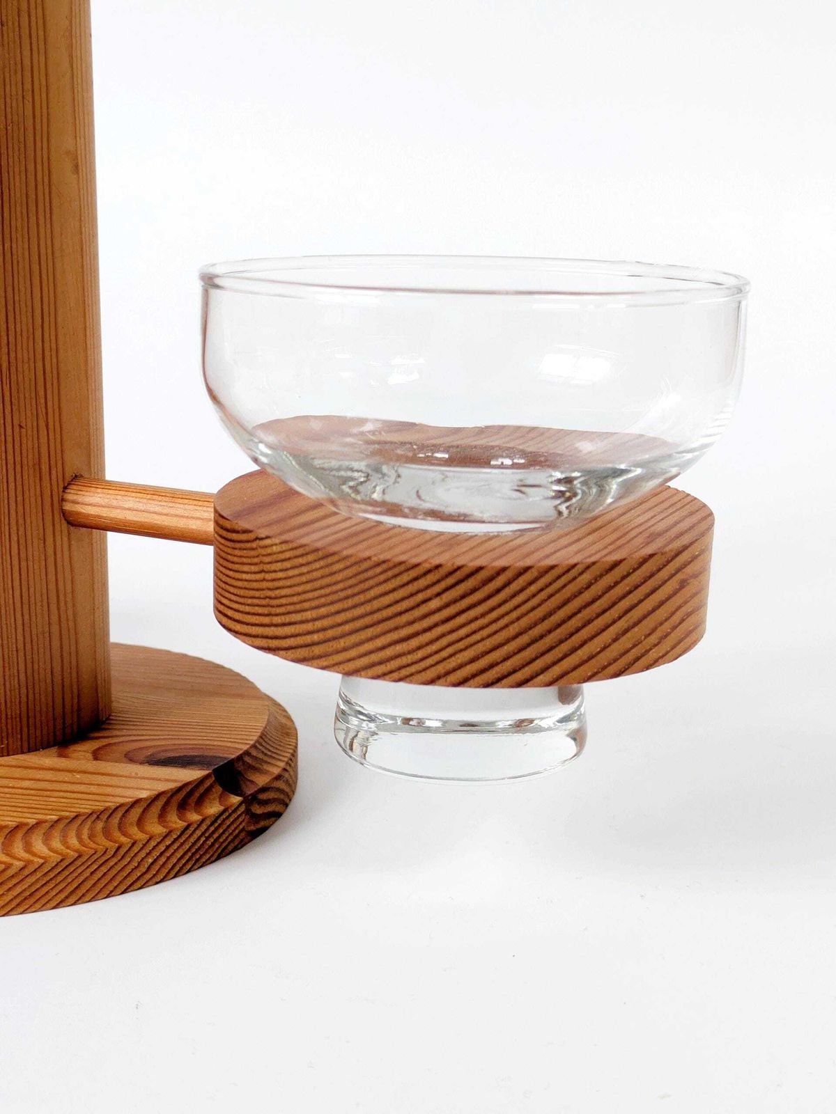 Mid Century Scandinavische Kandelaar Van Grenenhout Met Glazen Schalen, Sculpturaal Nordisch Houten Middenstuk photo buy