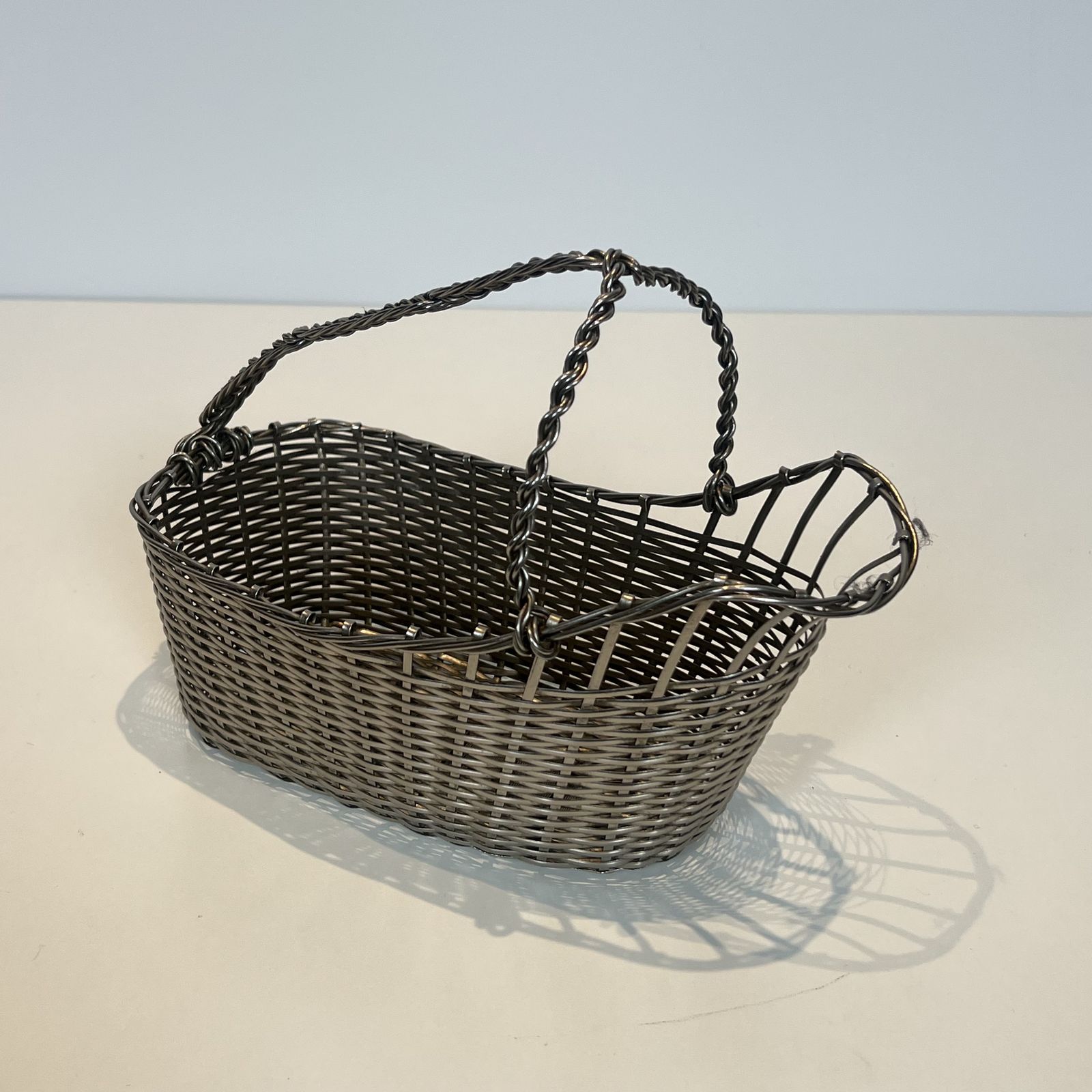 Decanter / Bottle Holder Made Of Silver Metal Wire photo 380.0