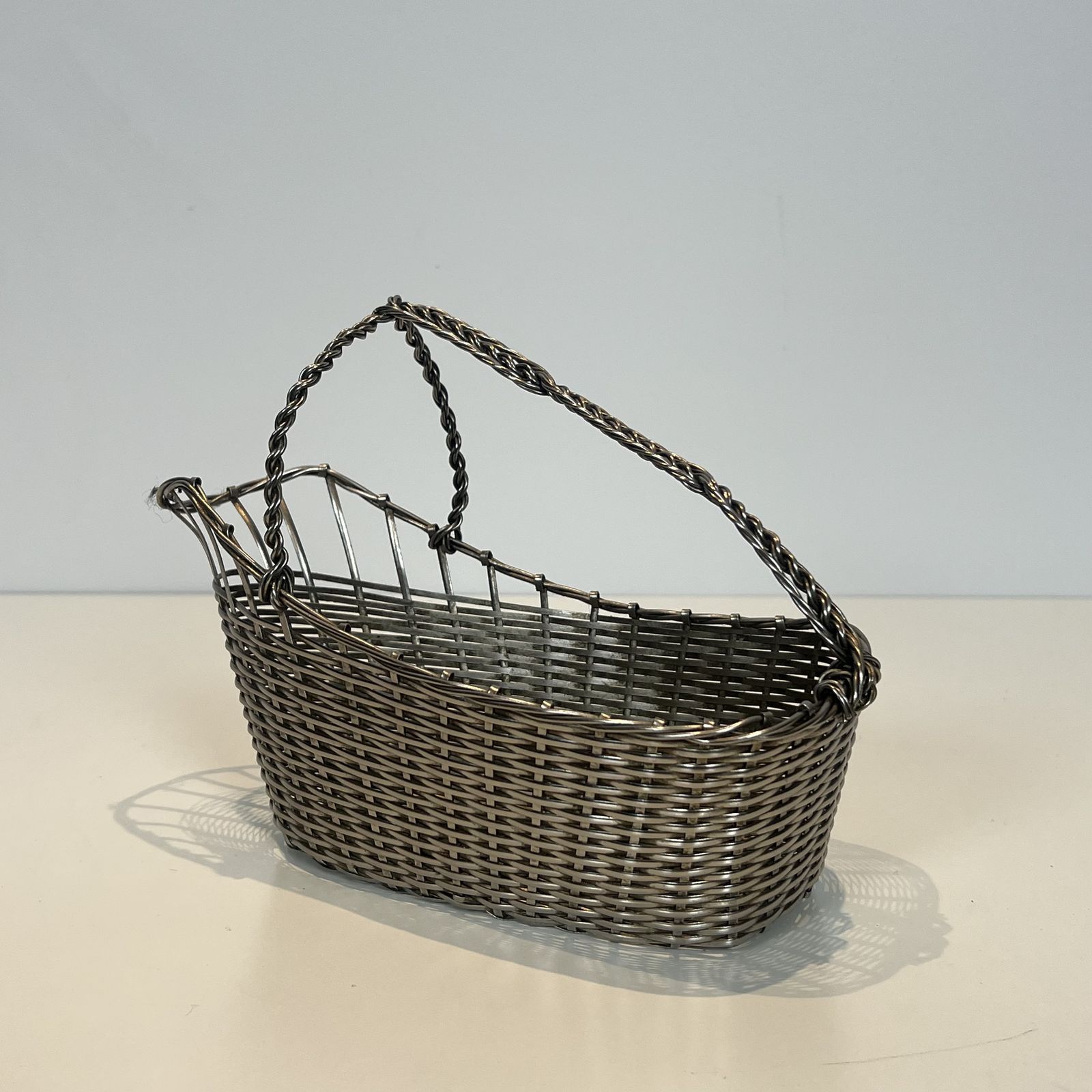 photo vintage Decanter / Bottle Holder Made Of Silver Metal Wire