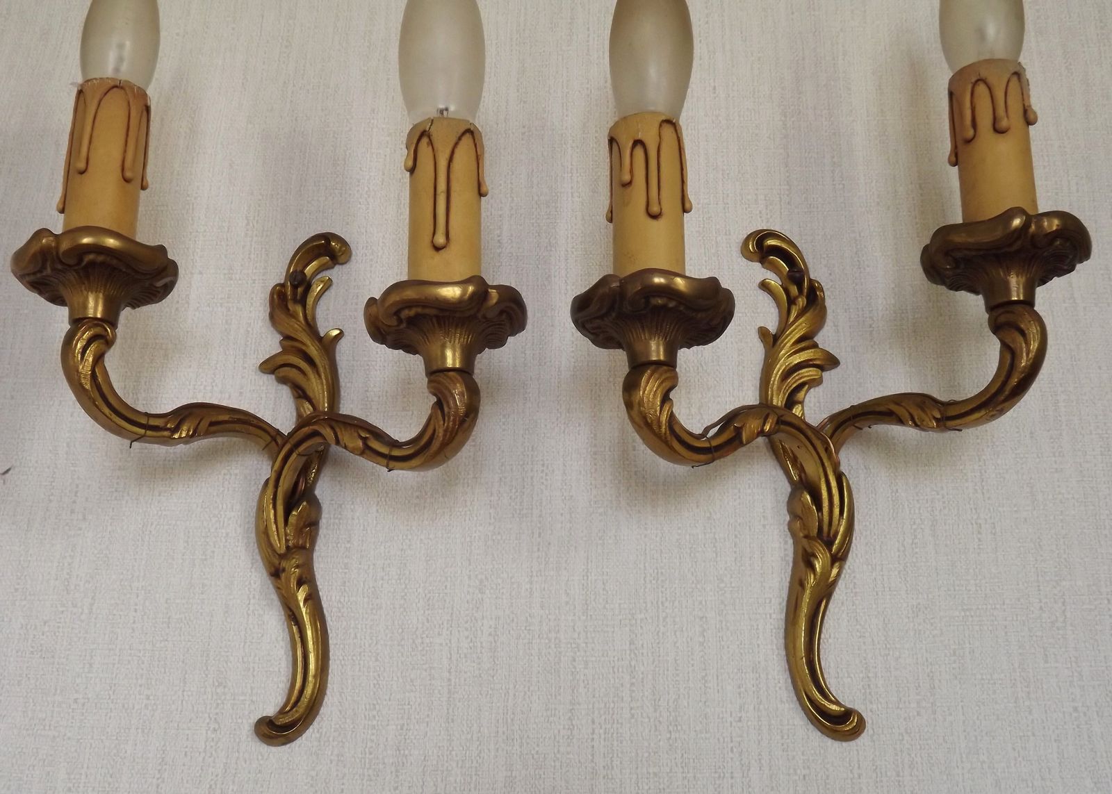 photo vintage Elegant Vintage French Bronze Double Wall Sconces With Acanthus Leaf Detail