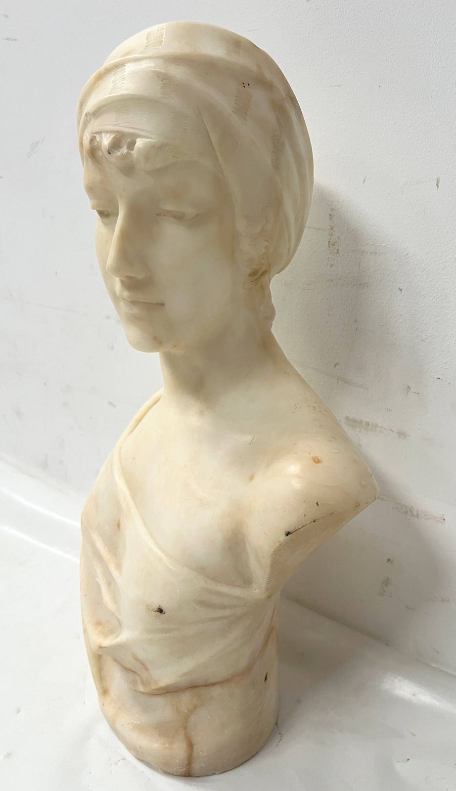 Marble Group Sculpted With A Bust Of A Young Woman, 20th Century photo vinterior