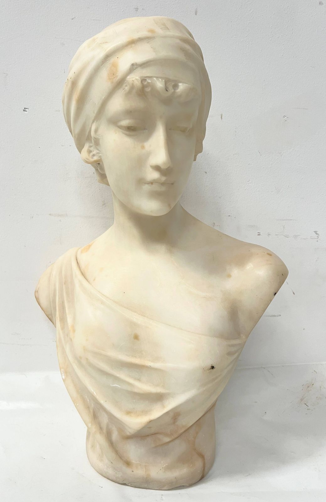 Marble Group Sculpted With A Bust Of A Young Woman, 20th Century photo vintage