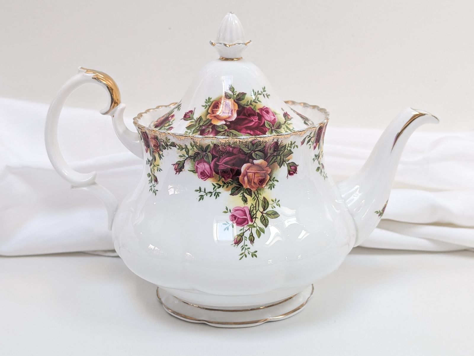 Royal Albert Old Country Roses Large Teapot First Edition 1960s | Old Country Roses | Made In England.