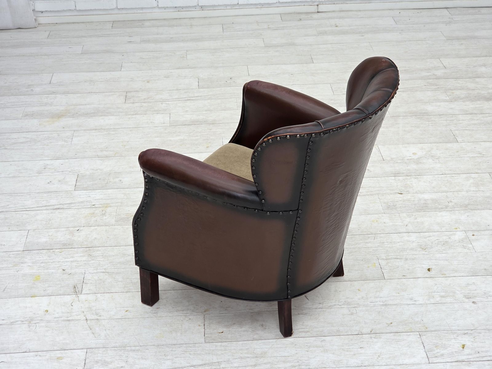 photo vinterior 1930s, Danish Armchair, Brown Furniture Leather, Velour.