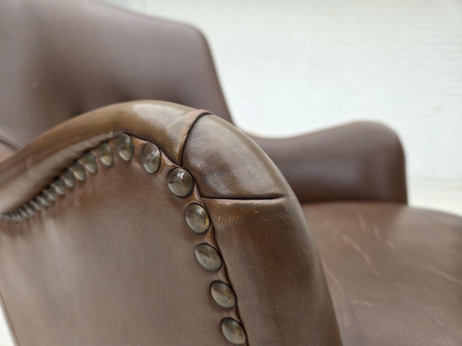 Ca. Jaren 1960, Deense Fauteuil, Meubelsleder, Essenhout Poten. photo vinterior