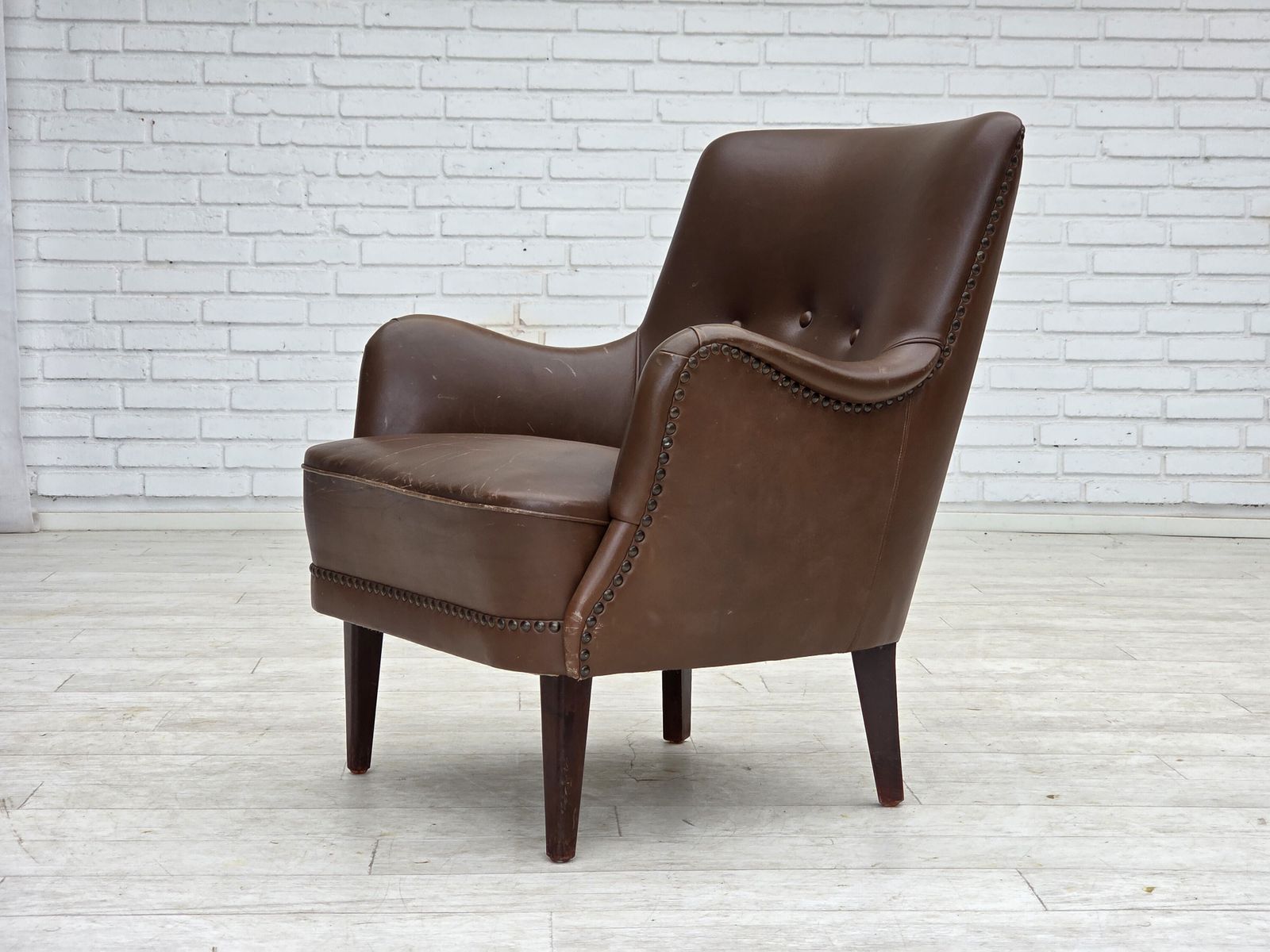 photo vintage Ca. Jaren 1960, Deense Fauteuil, Meubelsleder, Essenhout Poten.