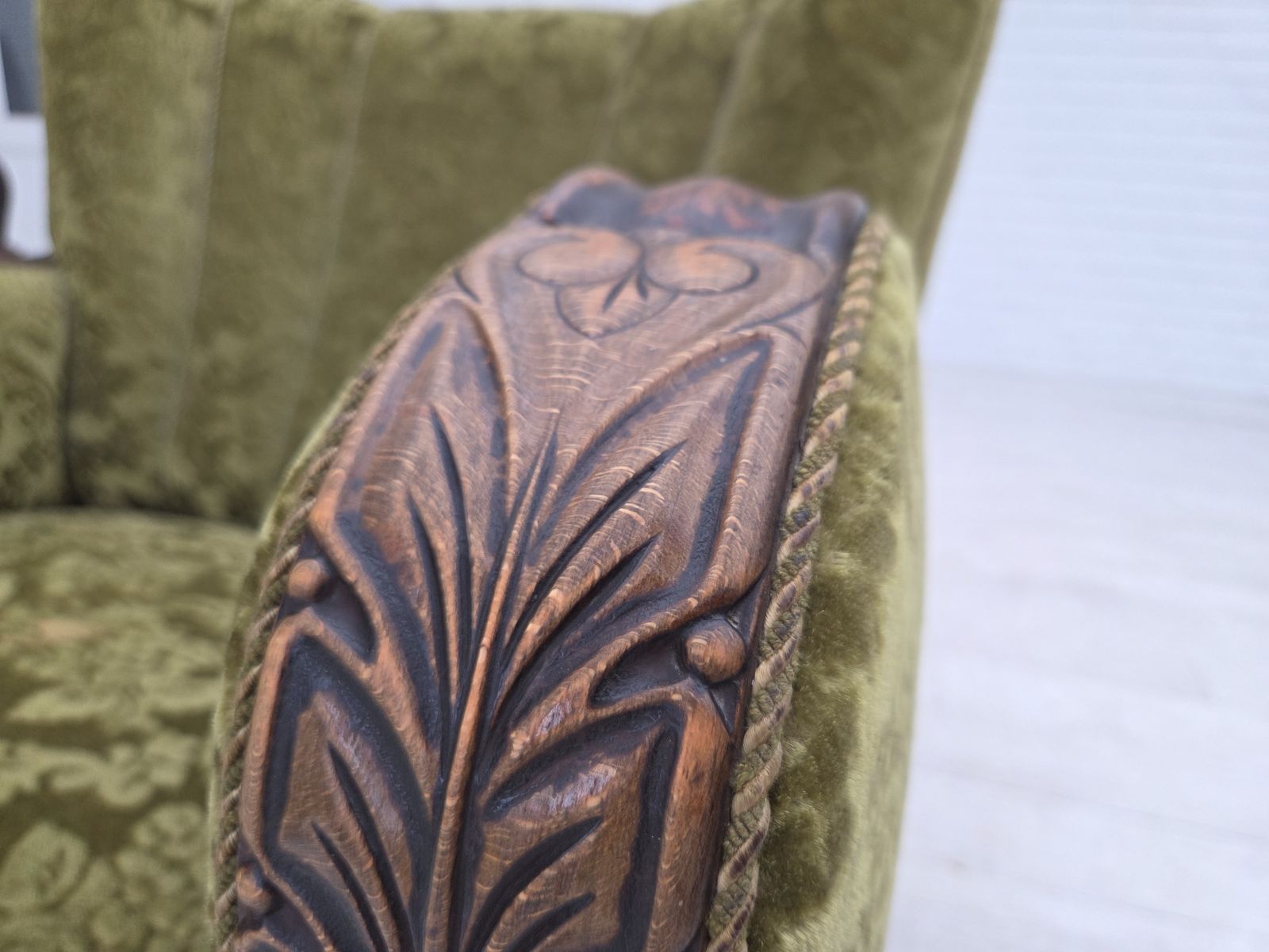 photo furniture Ca. Jaren 1950, Deense Relaxfauteuil, Meubelvelours, Eikenhout.
