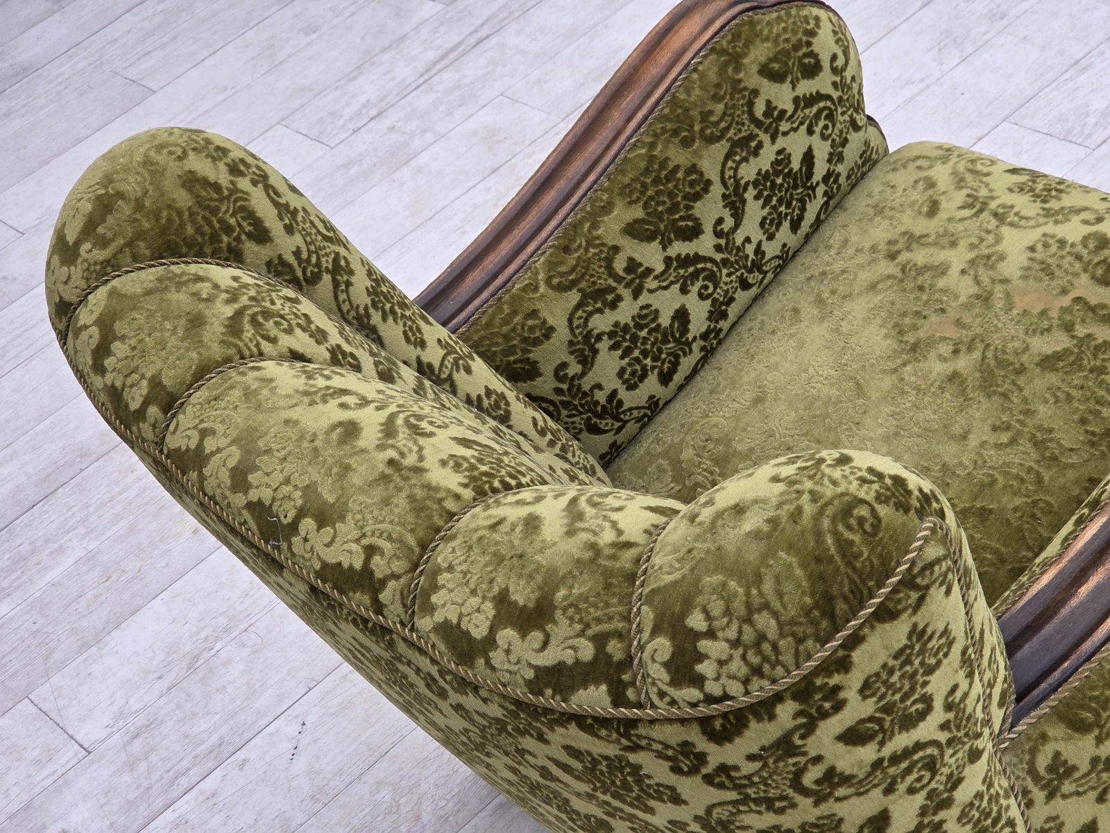 Meubels Ca. Jaren 1950, Deense Relaxfauteuil, Meubelvelours, Eikenhout. photo