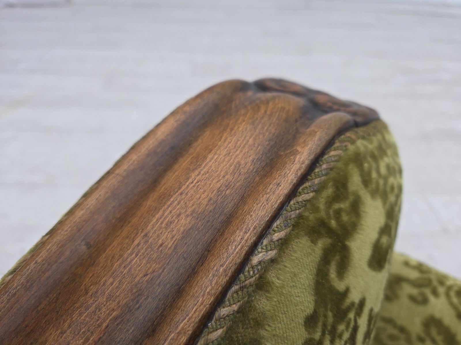 photo buy Ca. Jaren 1950, Deense Relaxfauteuil, Meubelvelours, Eikenhout.