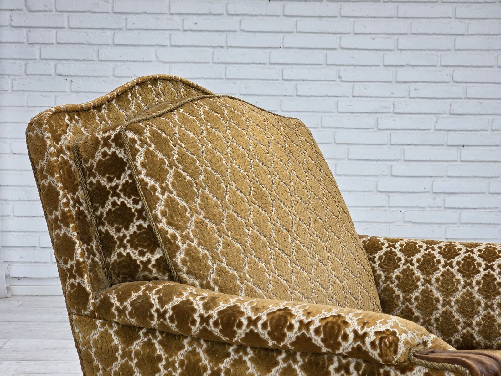 Ca. Jaren 1950, Deense Relaxfauteuil, Meubelvelours, Gesneden Essenhout. photo furniture