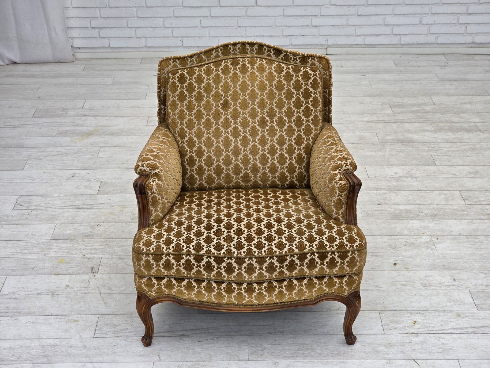 photo for sale Ca. Jaren 1950, Deense Relaxfauteuil, Meubelvelours, Gesneden Essenhout.