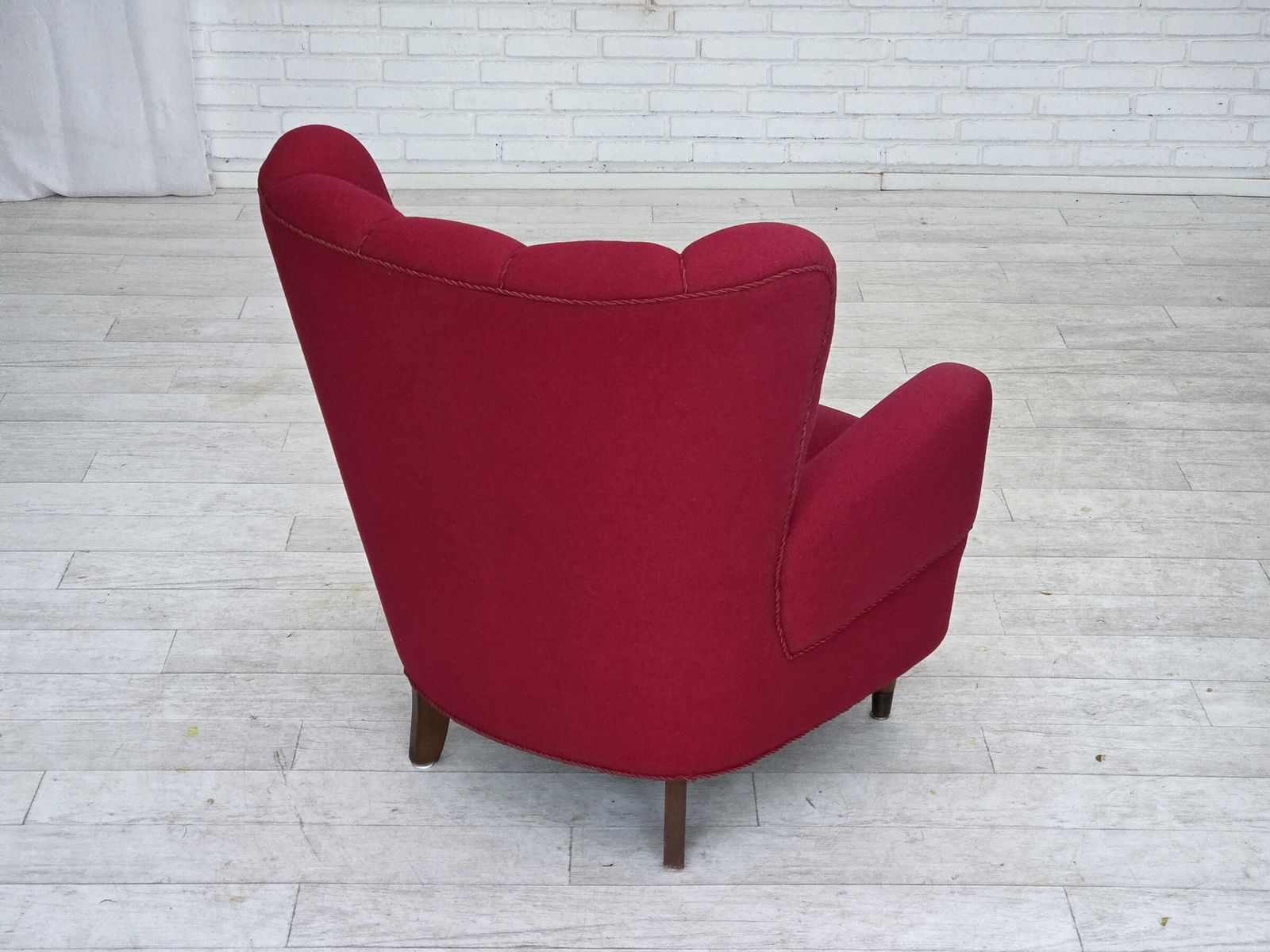 photo vinterior Jaren 1960, Deense Fauteuil, Meubelwol, Beukenhouten Poten.