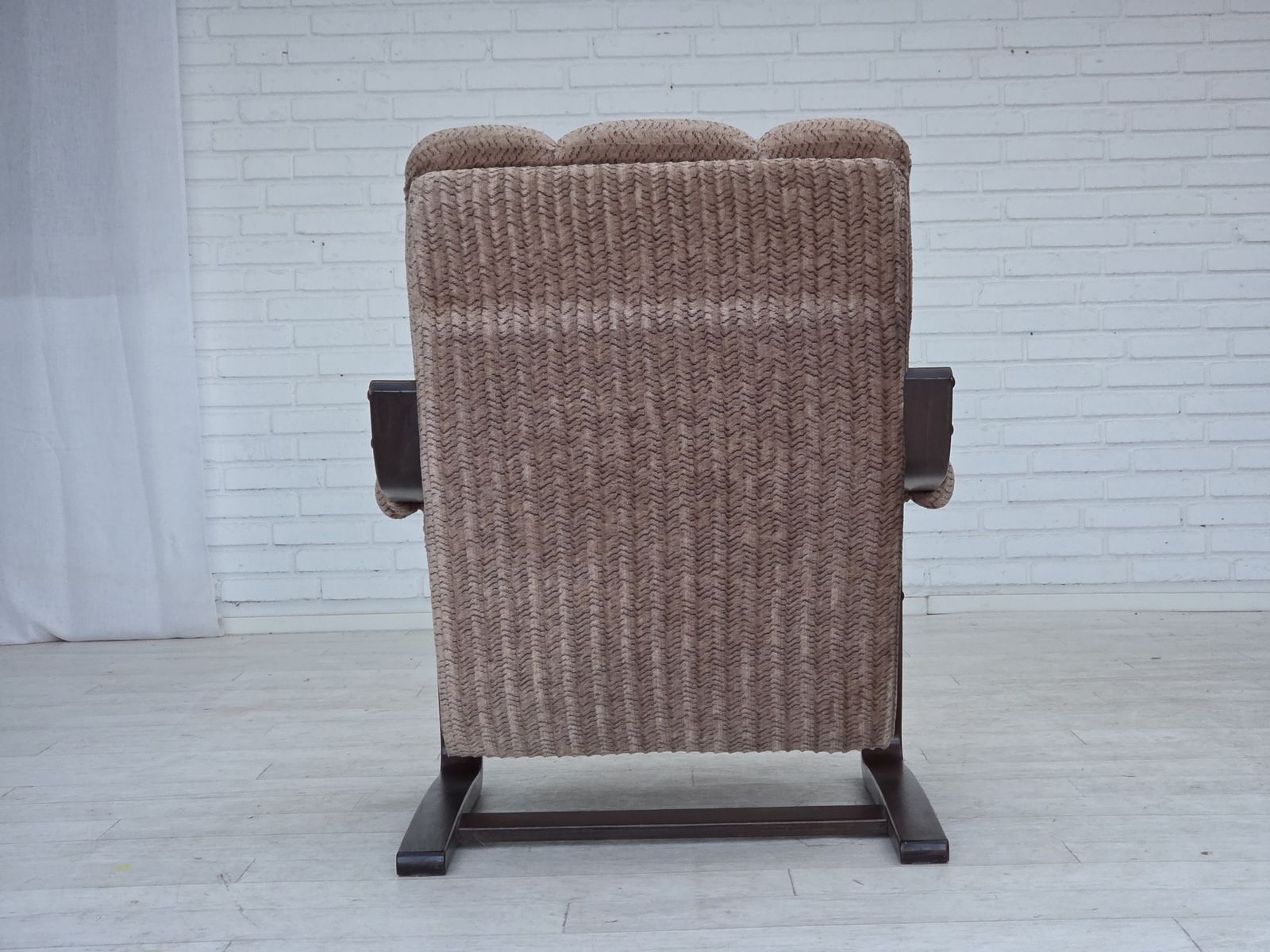photo vinterior Ca. Jaren 1970, Deense Fauteuil, Lichtbruin Meubelcord, Donker Beukenhout.