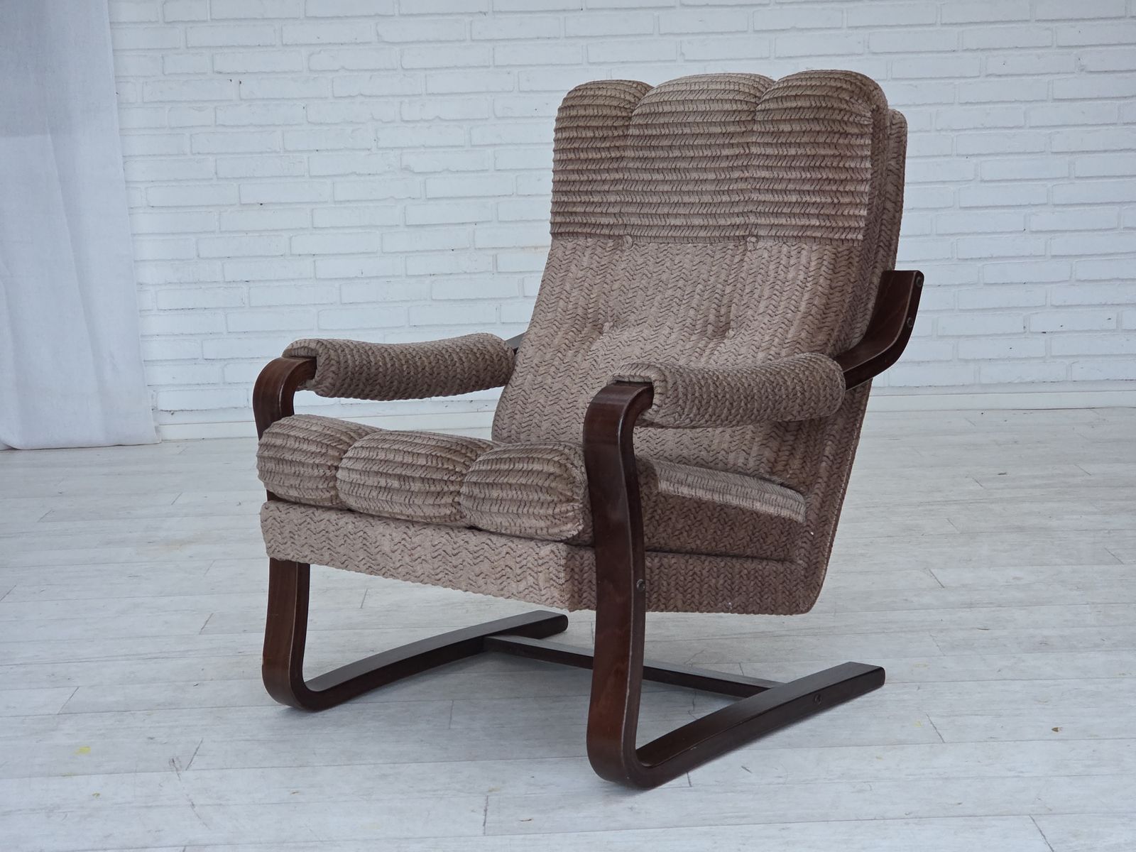 photo vintage Ca. Jaren 1970, Deense Fauteuil, Lichtbruin Meubelcord, Donker Beukenhout.