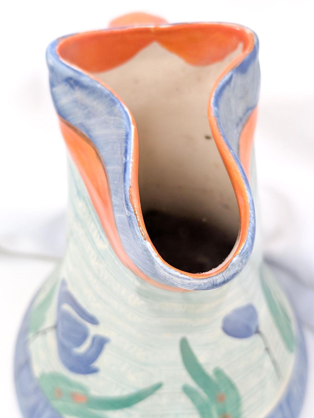 photo vintage 1930’s Hand Painted Pinch Neck Jug, Pitcher Or Vase In Blue Tulip Design, Made By The Myott Pottery Of Stoke On Trent, England.