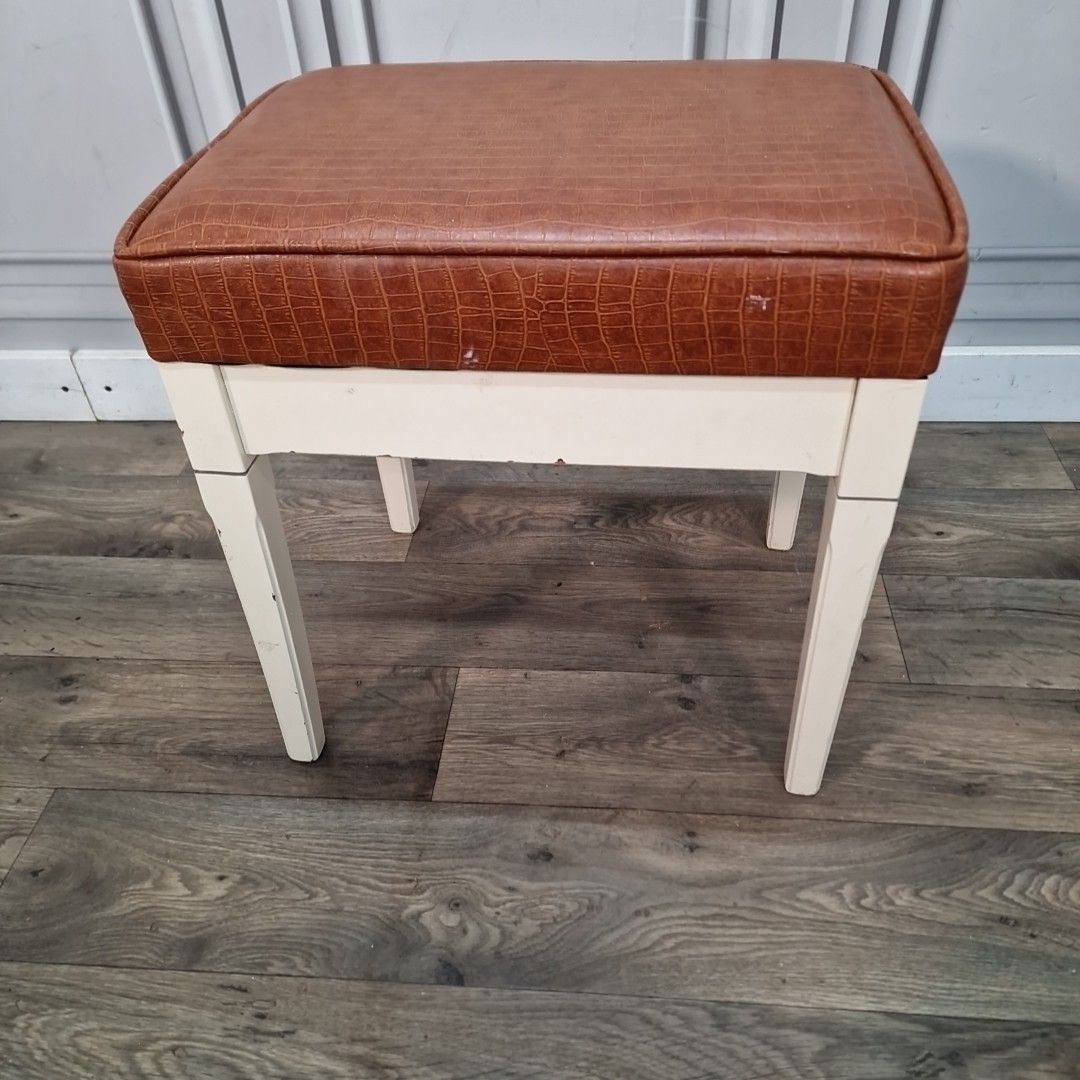 photo vintage Retro Vintage Stool Tan Croc Effect Faux Leather – Wooden Frame – Mid Century