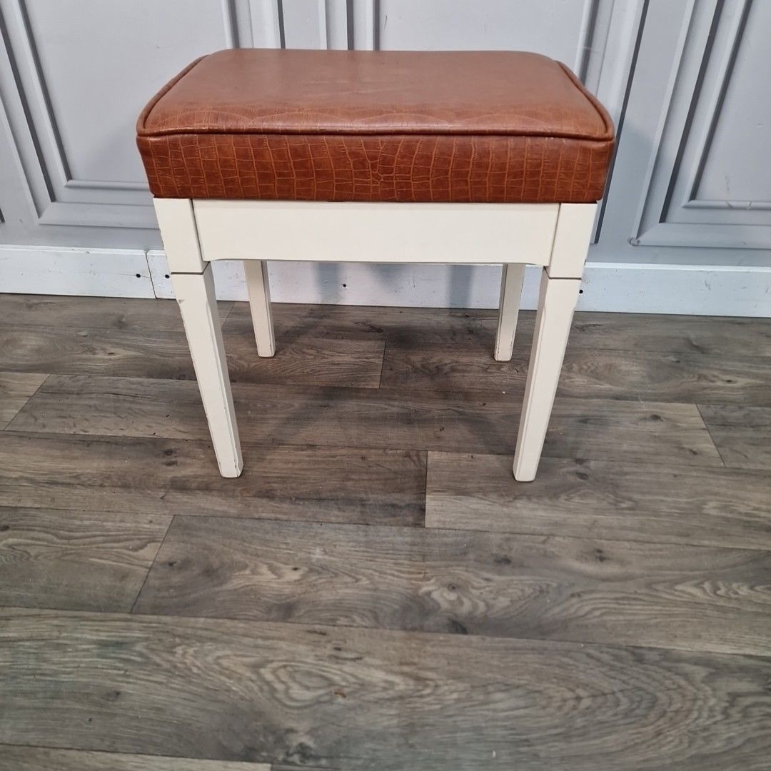 photo furniture Retro Vintage Stool Tan Croc Effect Faux Leather – Wooden Frame – Mid Century