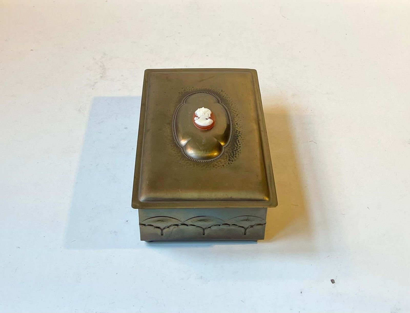 Art Deco Brass Cigar Box With Bakelite Cameo, 1940s photo vinterior