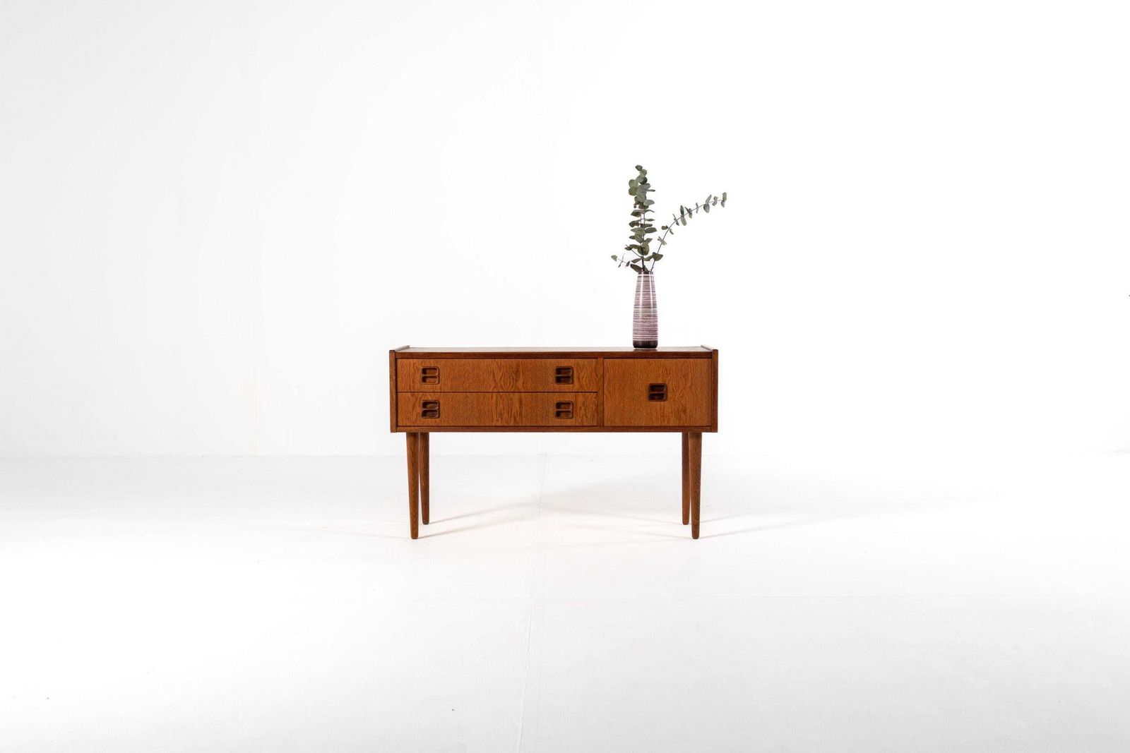 Mid Century Modern Danish Oak Sideboard / Chest Of Drawers 1960s