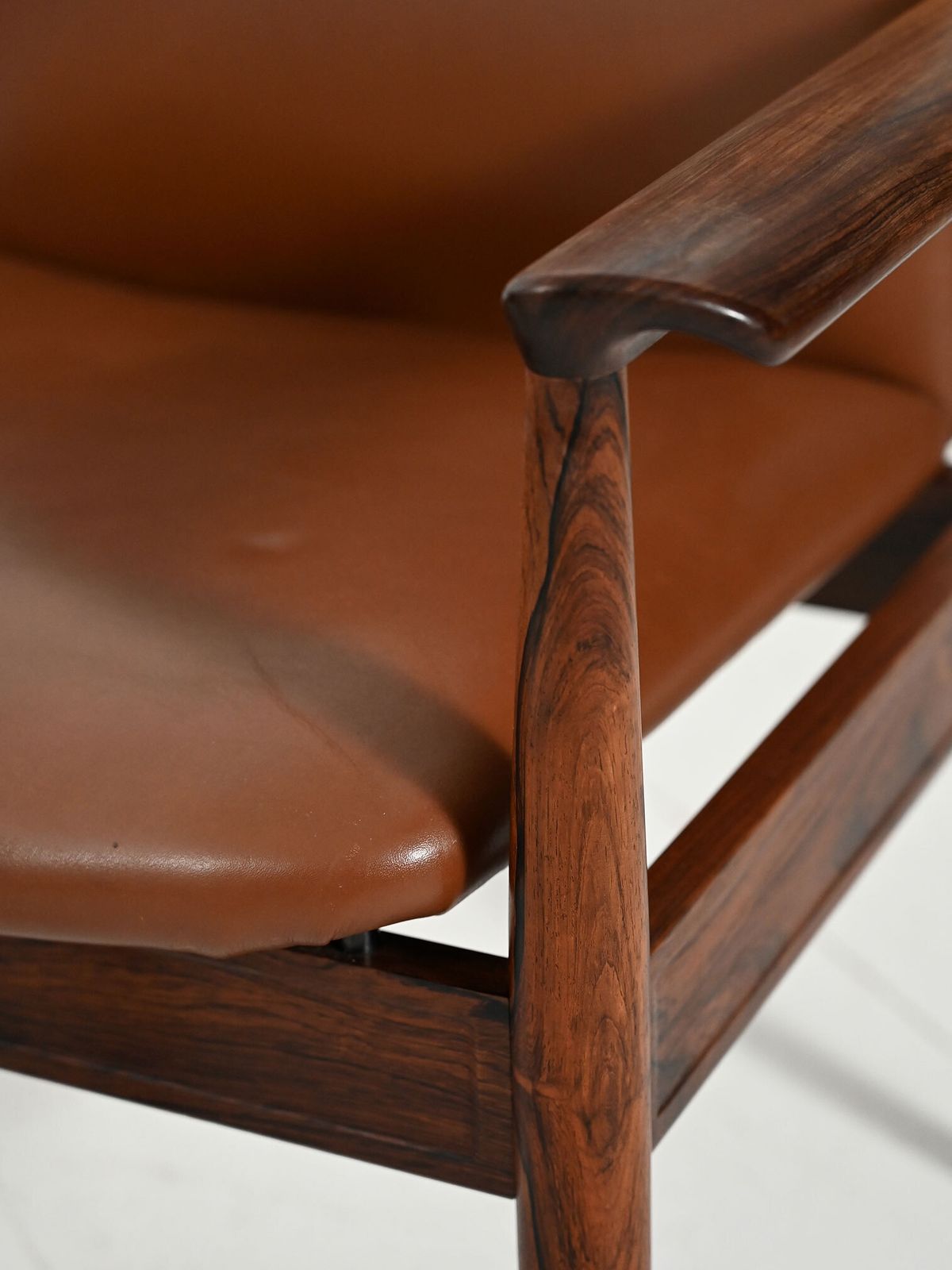 photo vinterior Pair Of “Diplomat” Armchairs By Finn Juhl