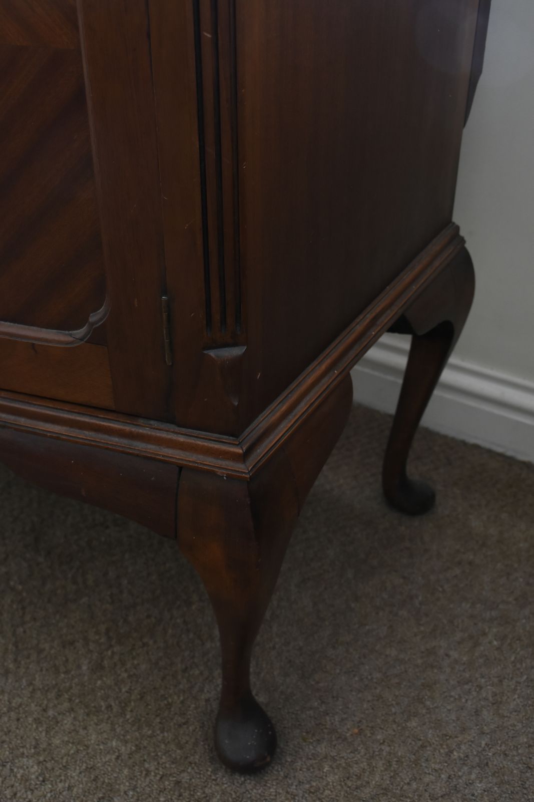 photo vinterior Stunning Antique Queen Anne Style Sideboard