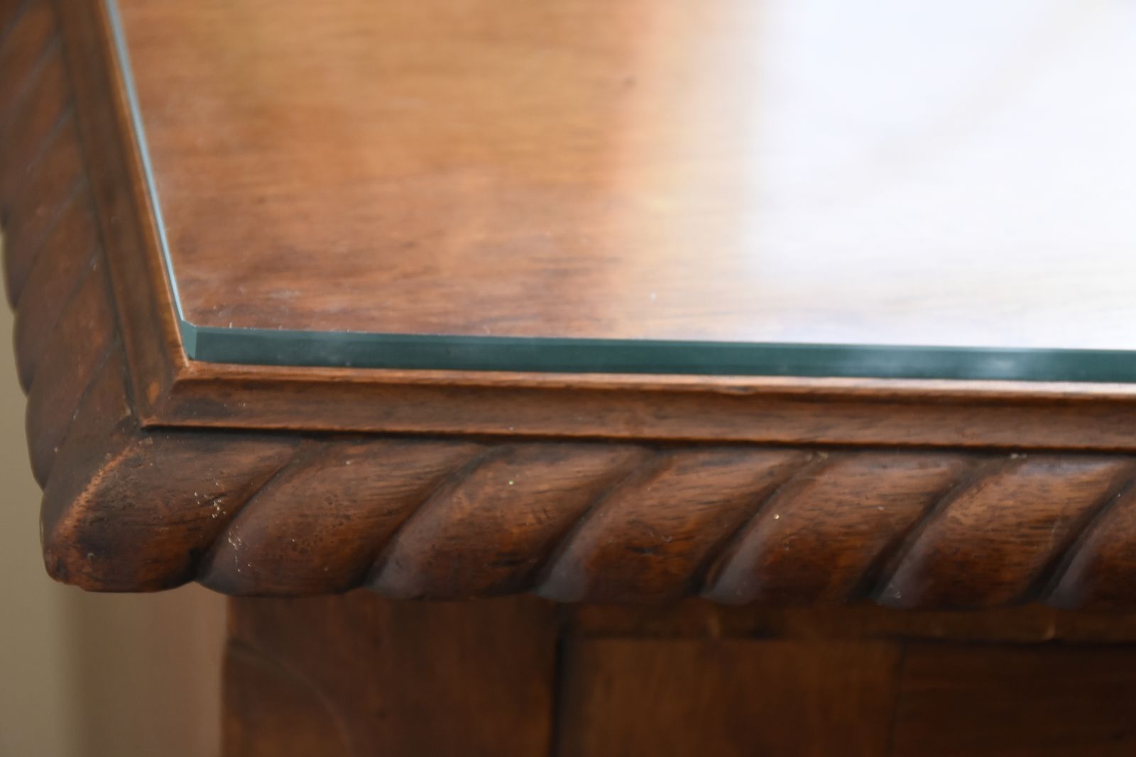 photo vintage Stunning Antique Queen Anne Style Sideboard