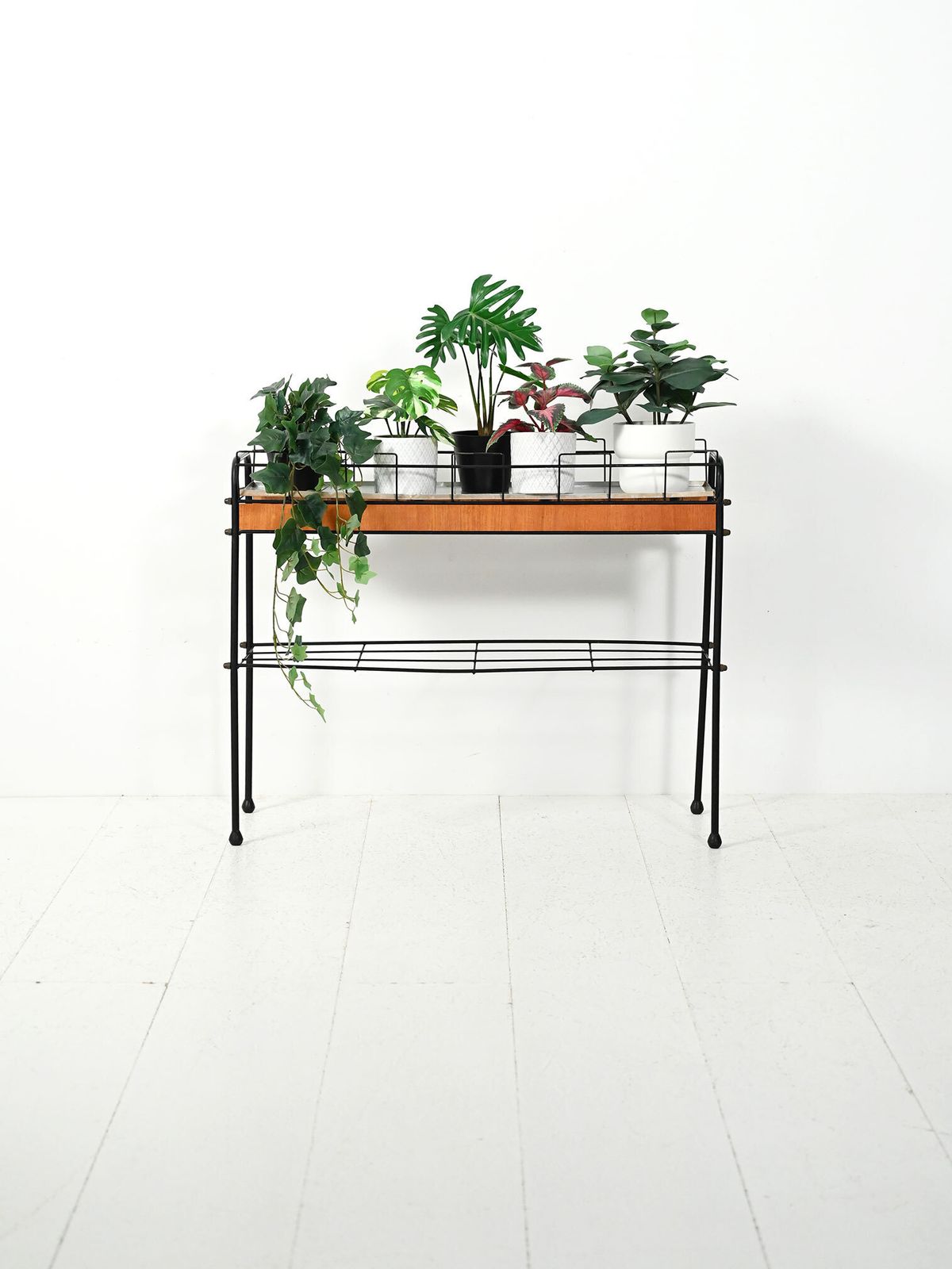 Scandinavische Bloemenstandaard In Zwart Metaal En Teak