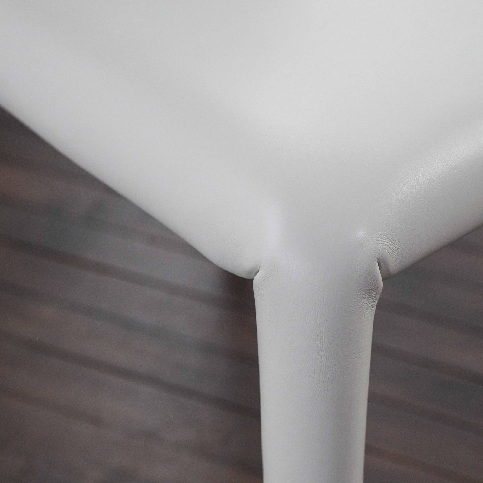 photo buy Set Of 4 Vol Au Vent Chairs In White Leather Designed By Mario Bellini For B&B Italia