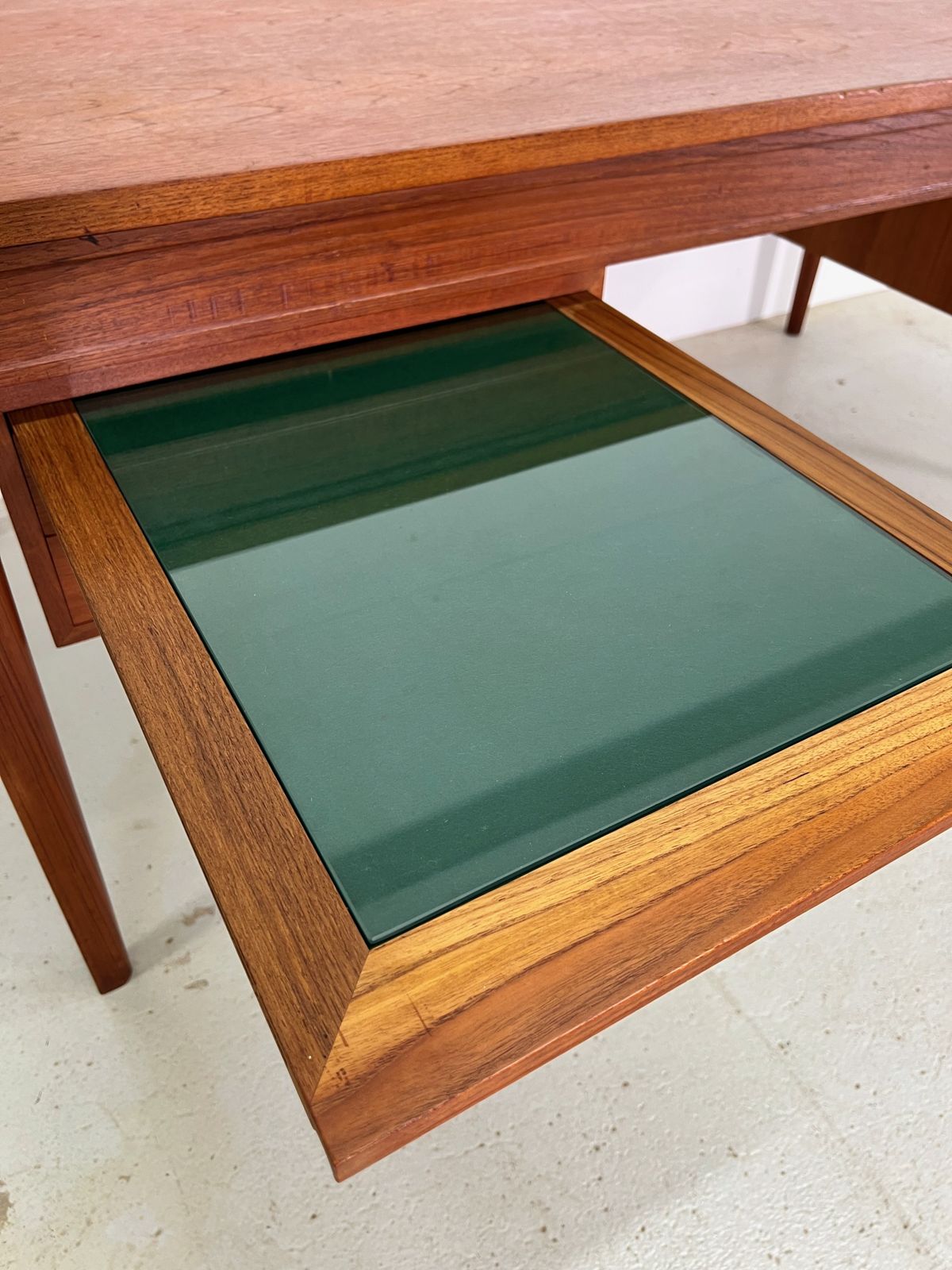 photo buy Diplomat Executive Desk By Finn Juhl For France & Søn