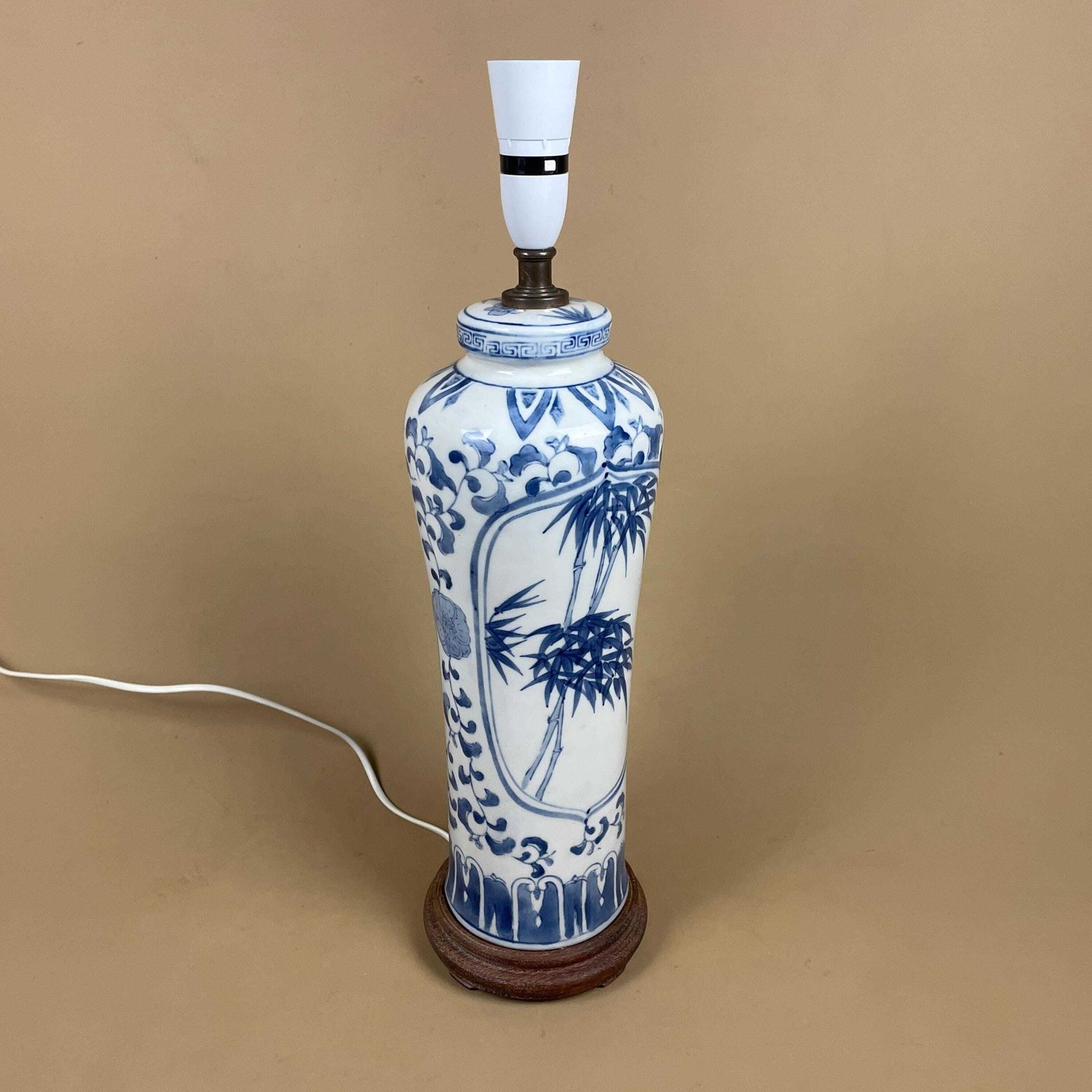 Oriental Ceramic Lamp Blue White Ginger Jar Hand Painted Floral Vintage Porcelain Table Lamp Classic Chinoiserie Ornate Pattern Wood Base