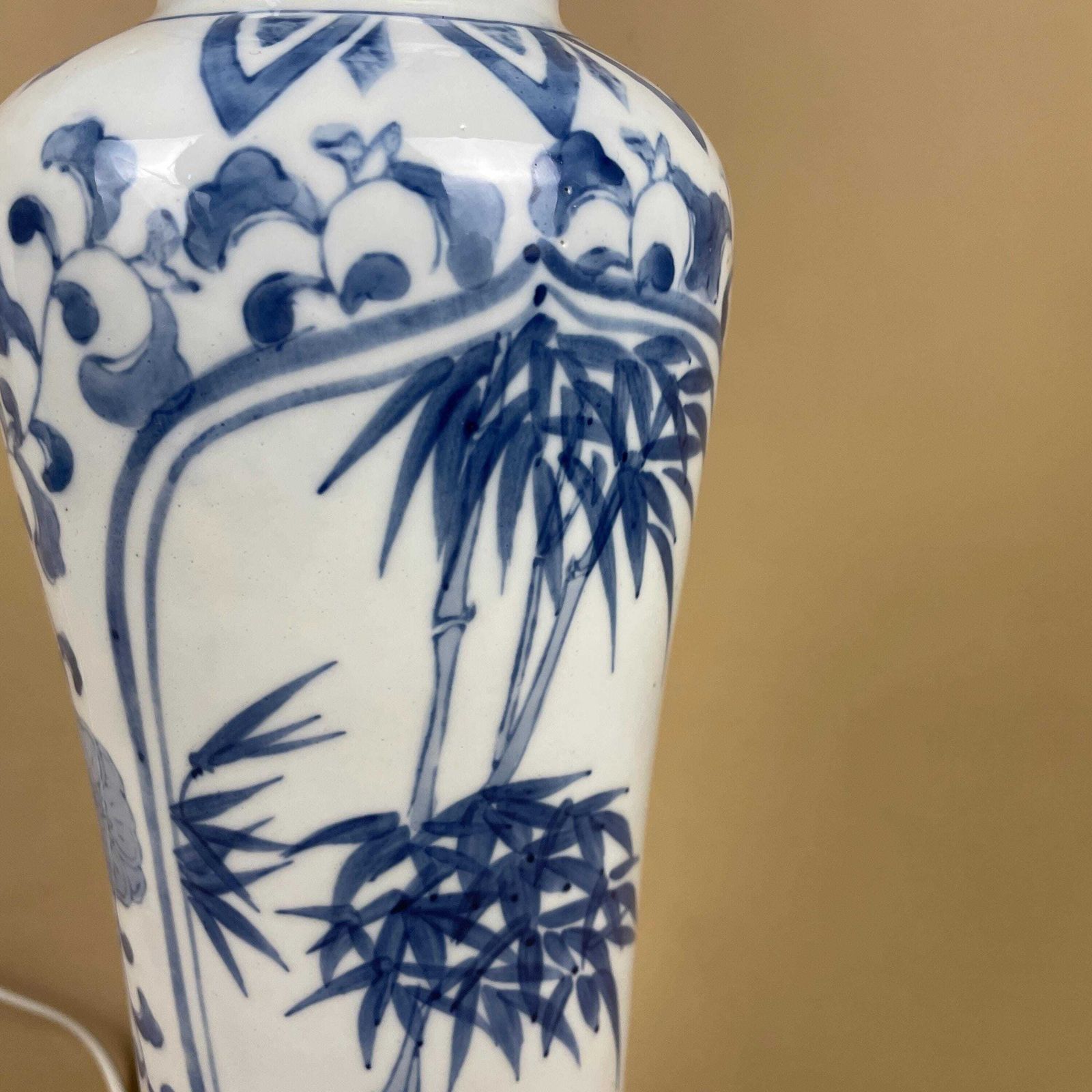 photo furniture Oriental Ceramic Lamp Blue White Ginger Jar Hand Painted Floral Vintage Porcelain Table Lamp Classic Chinoiserie Ornate Pattern Wood Base