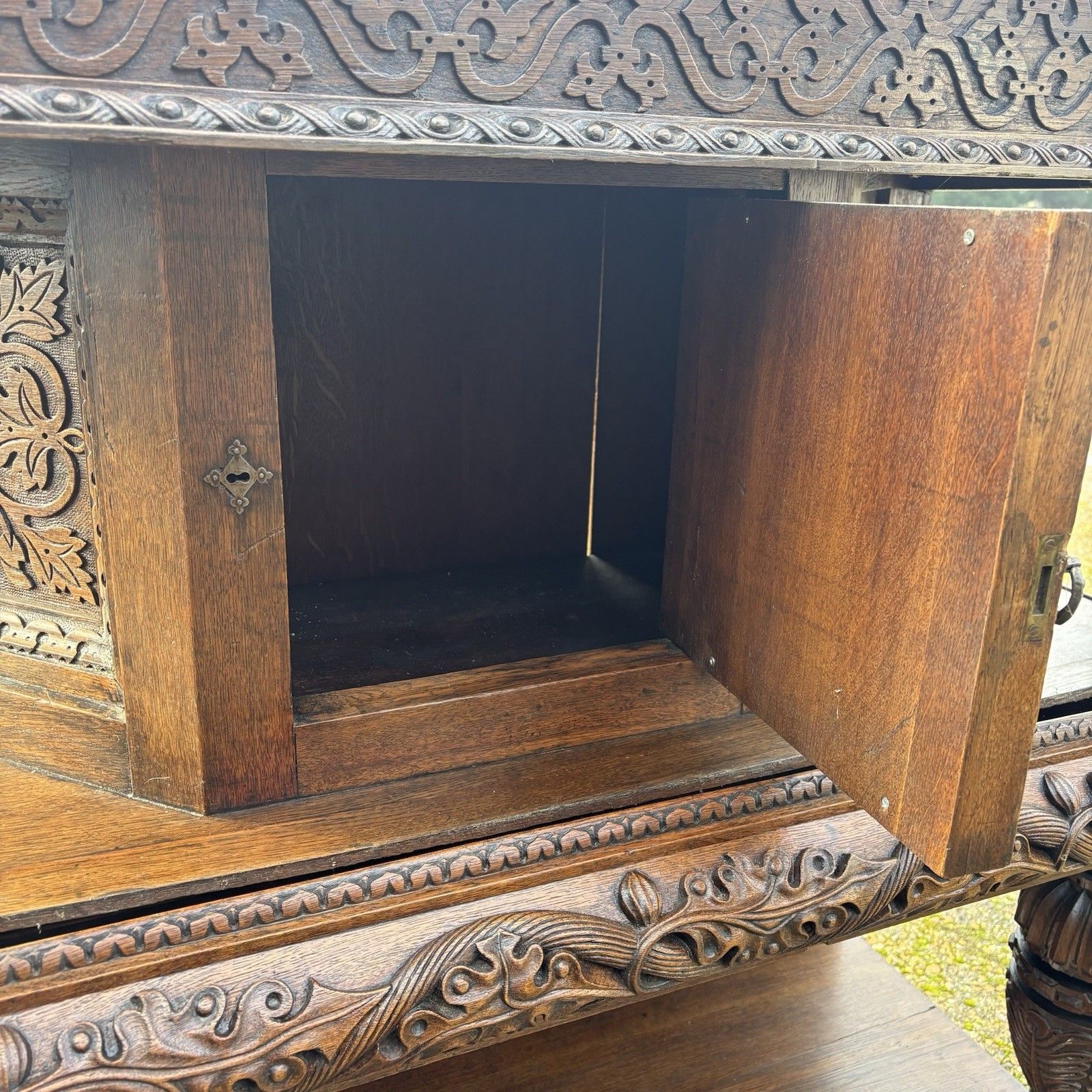 photo vinterior 19th Century Style English Oak Livery Court Cupboard