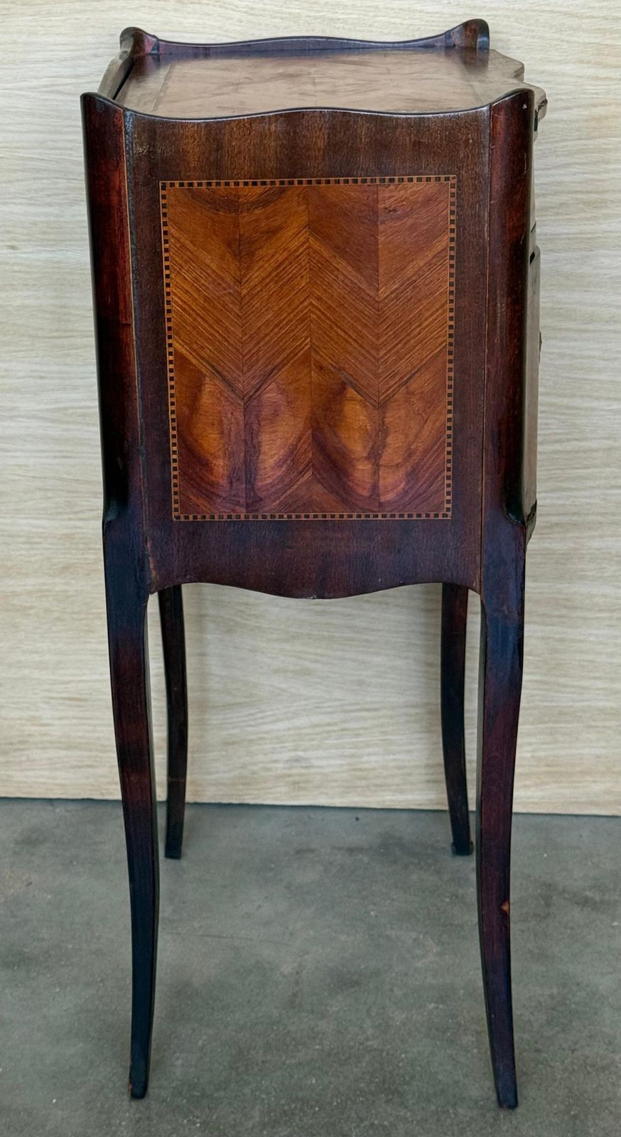 photo furniture Tables de chevet françaises en marqueterie de noyer à trois tiroirs, années 1940, lot de 2