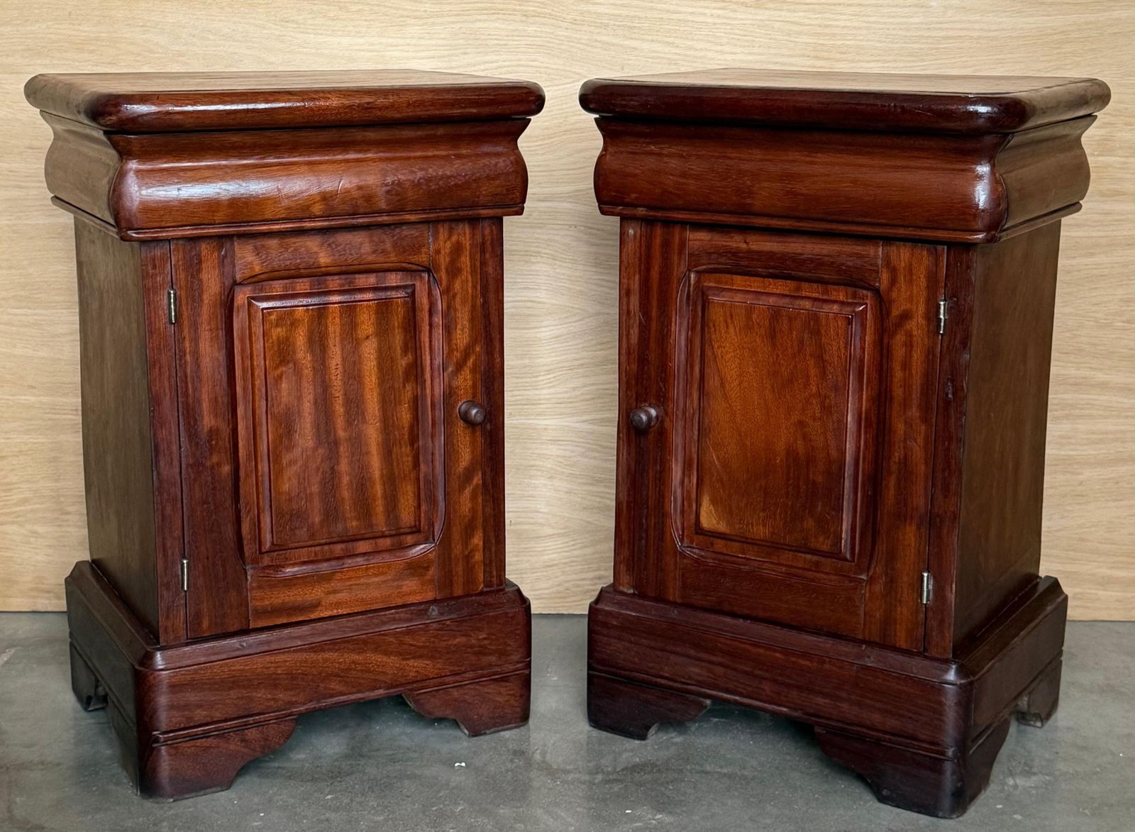 Paire de tables de chevet Biedermeier en noyer massif, tiroir et porte, 1920 photo Mobilier