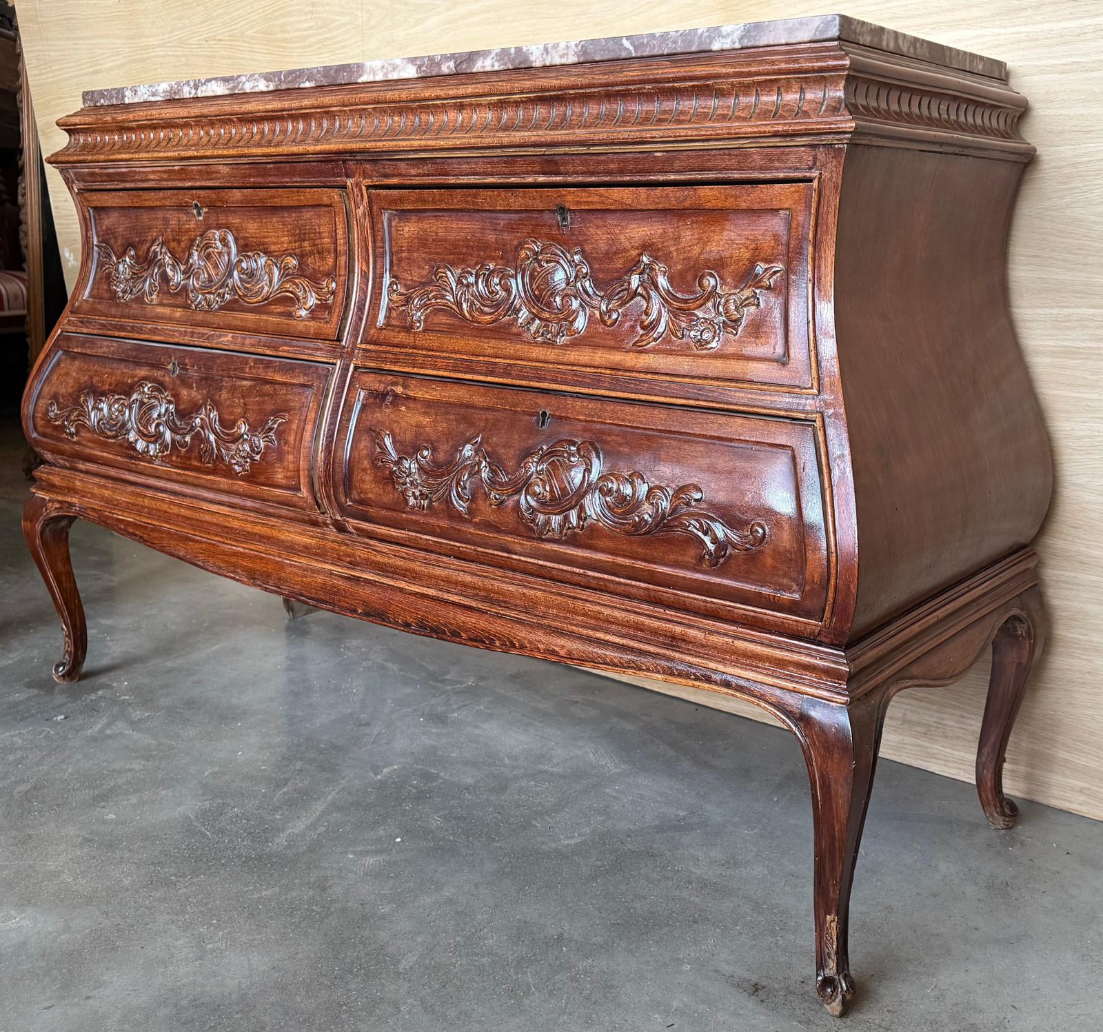 Commode double bombée en noyer sculpté de style Louis XV provincial français, XIXe siècle photo for sale
