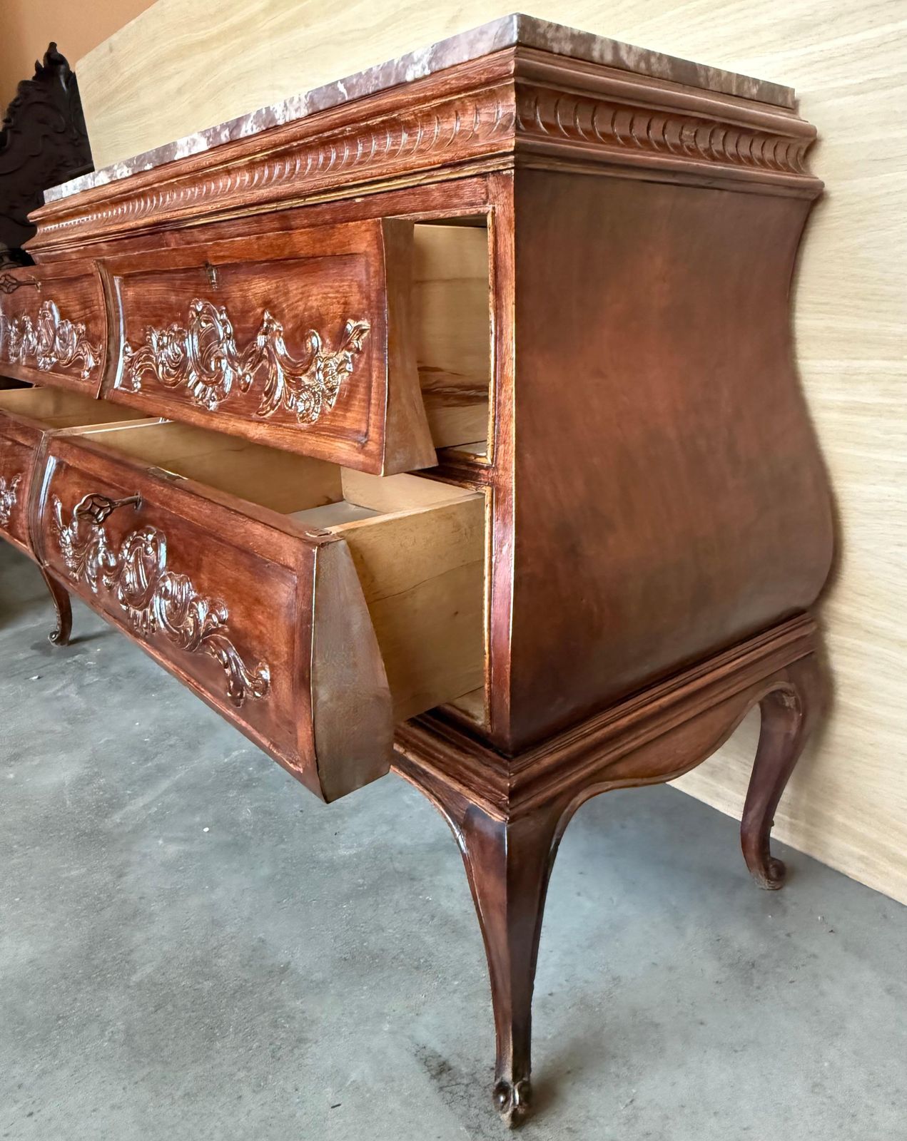 Commode double bombée en noyer sculpté de style Louis XV provincial français, XIXe siècle photo Mobilier